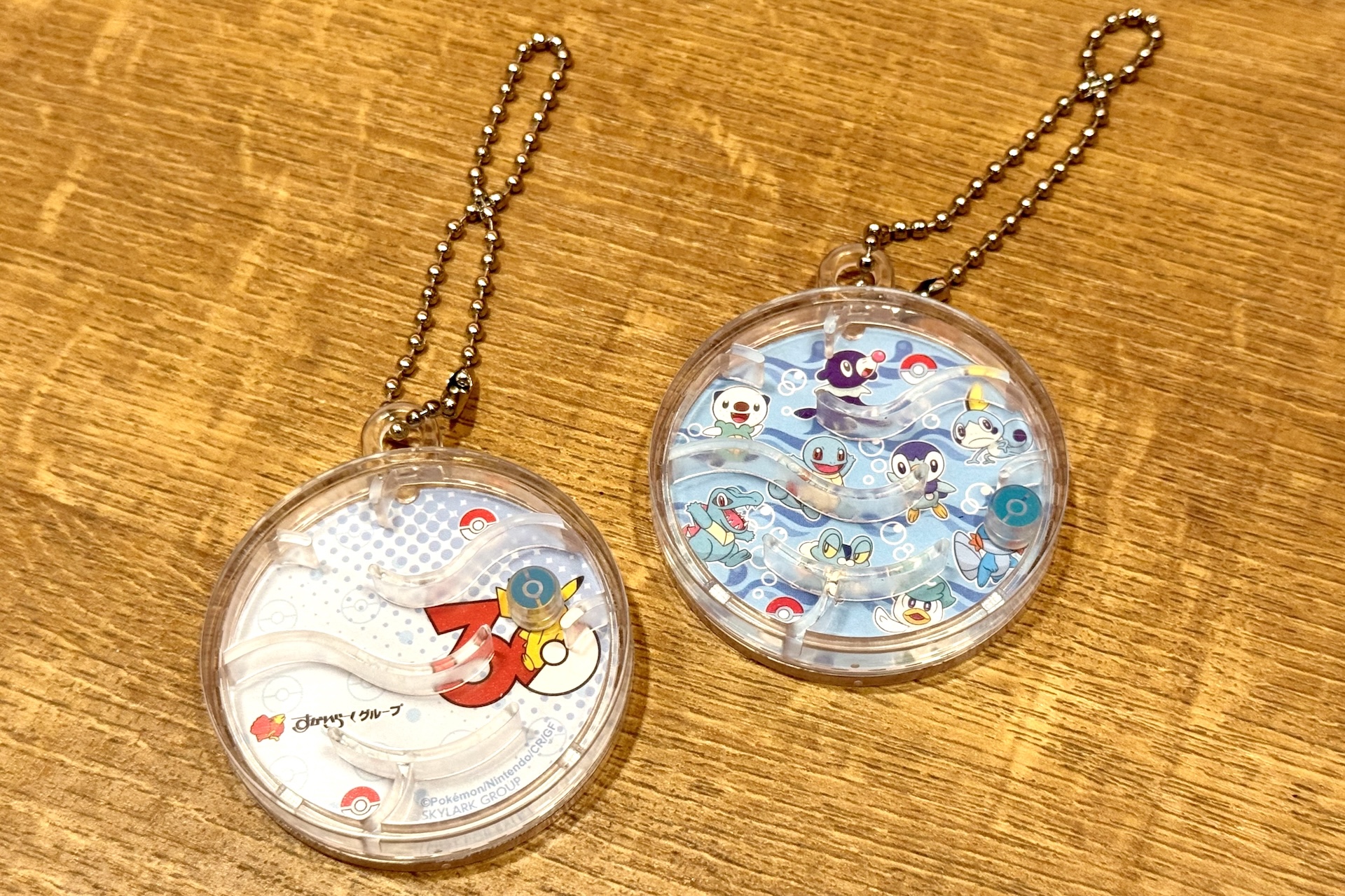 「チャームコレクションの迷路チャーム（左）」と「クルコロコレクションの迷路チャーム（右）」は3種×3種の全6種がラインナップ。こちらは水タイプの絵柄違いをそれぞれピックアップしていただいた