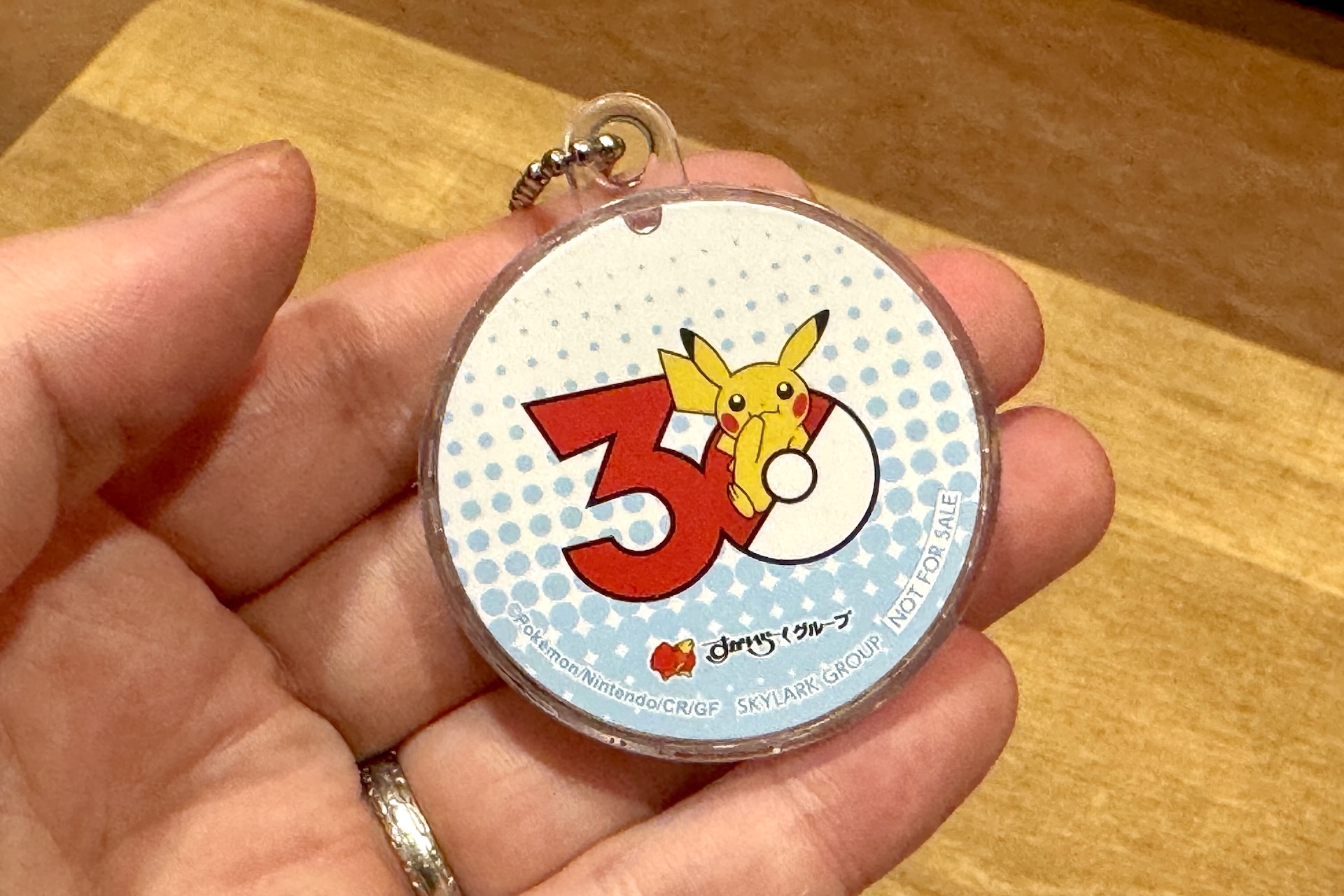 いずれも表面と裏面のデザインが異なるものとなっている（上の画像は「クルコロコレクション」の迷路チャーム、下の画像は「チャームコレクション」の迷路チャーム）