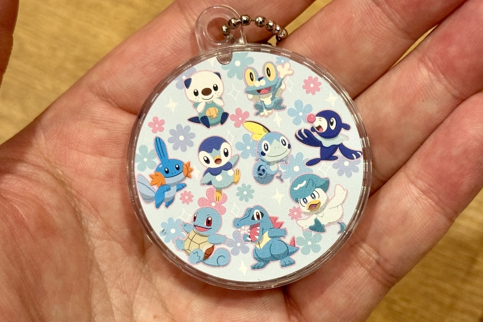 いずれも表面と裏面のデザインが異なるものとなっている（上の画像は「クルコロコレクション」の迷路チャーム、下の画像は「チャームコレクション」の迷路チャーム）