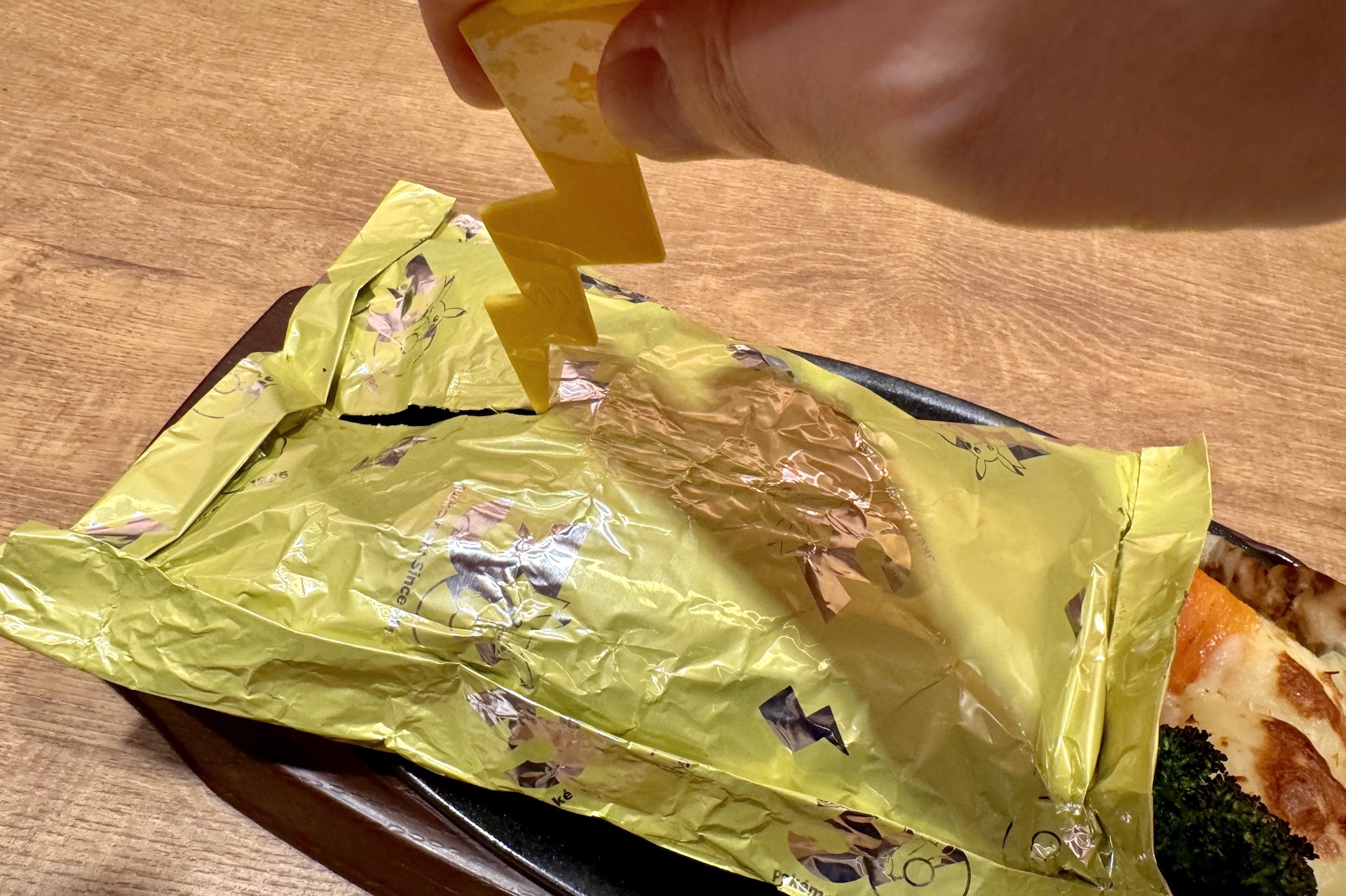 そのまます〜っと線を引くようにカッターを動かしていこう。面白いくらい簡単に、しかもキレイに切り開いていけるのには少し感動した