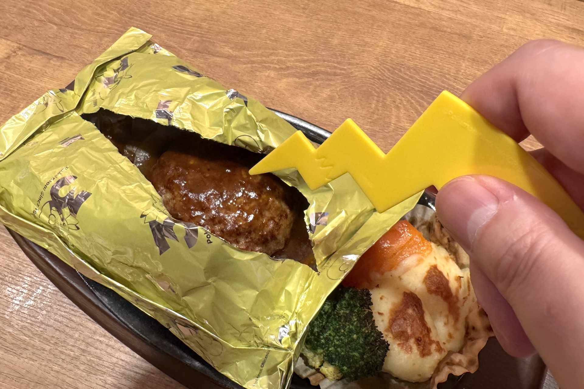 端っこまで切りこみを入れたら後は手でホイルを開けば、熱々のミニチーズINハンバーグがお目見え