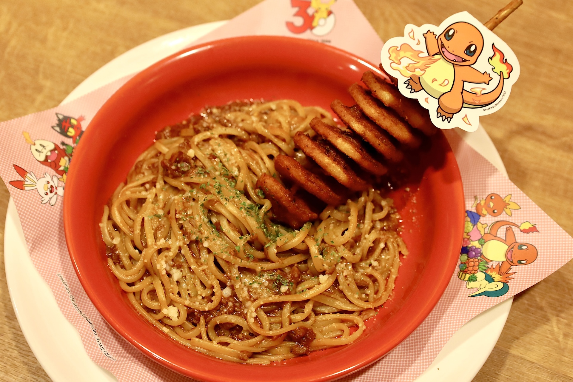 「＼ほのおタイプのポケモンといっしょ／ヒトカゲの“ほのおのうず”ミートソースパスタ」 価格：1,209円（税込）