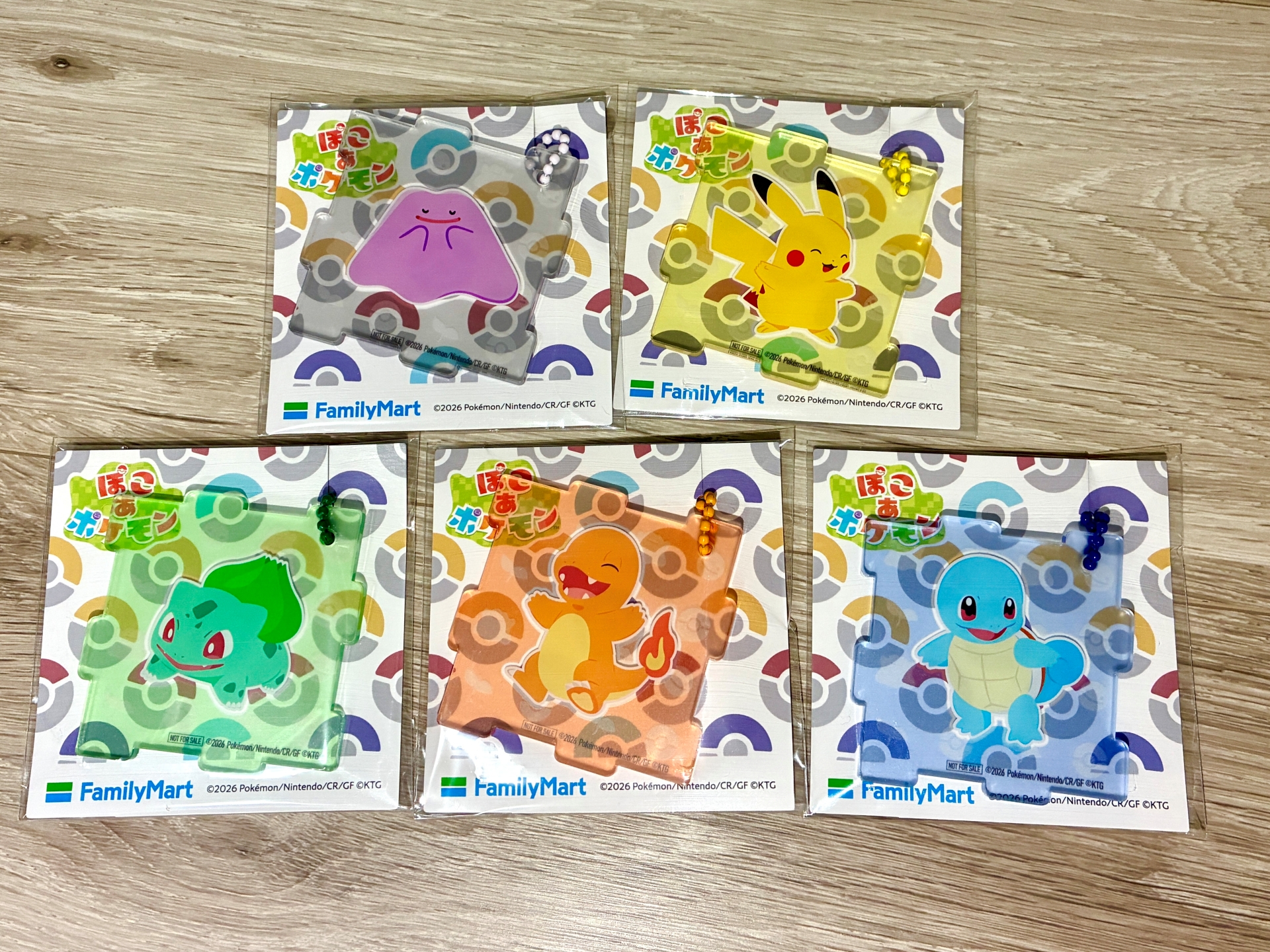 第1弾のラインナップ。左上から、メタモン、ピカチュウ。左下から、フシギダネ、ヒトカゲ、ゼニガメ