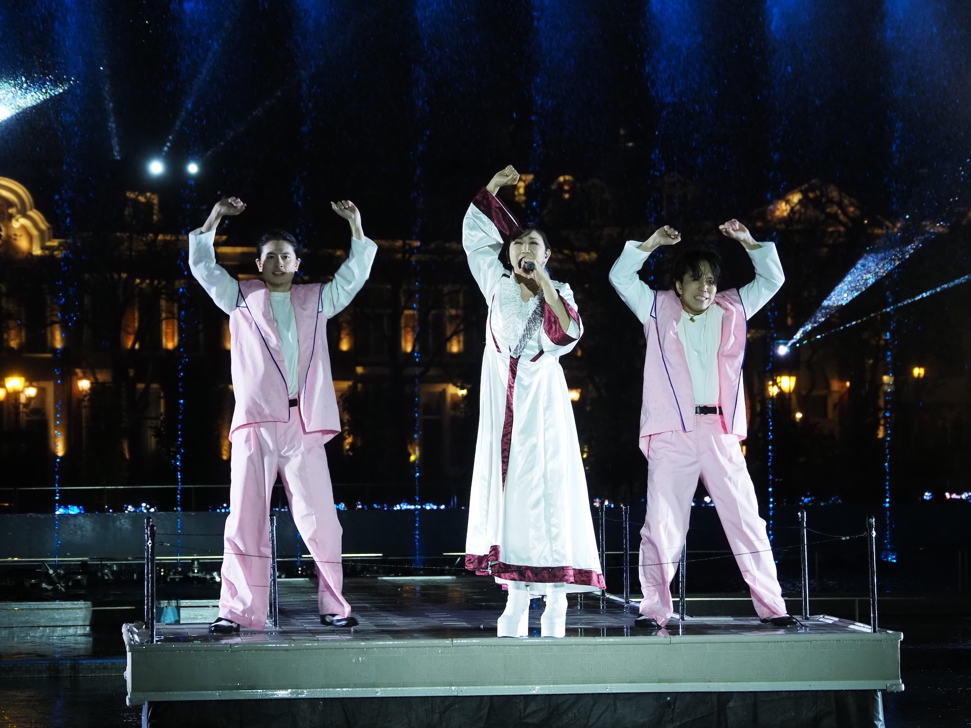 「残酷な天使のテーゼ」と「魂のルフラン」を歌唱し、盛大な幕開けとなった