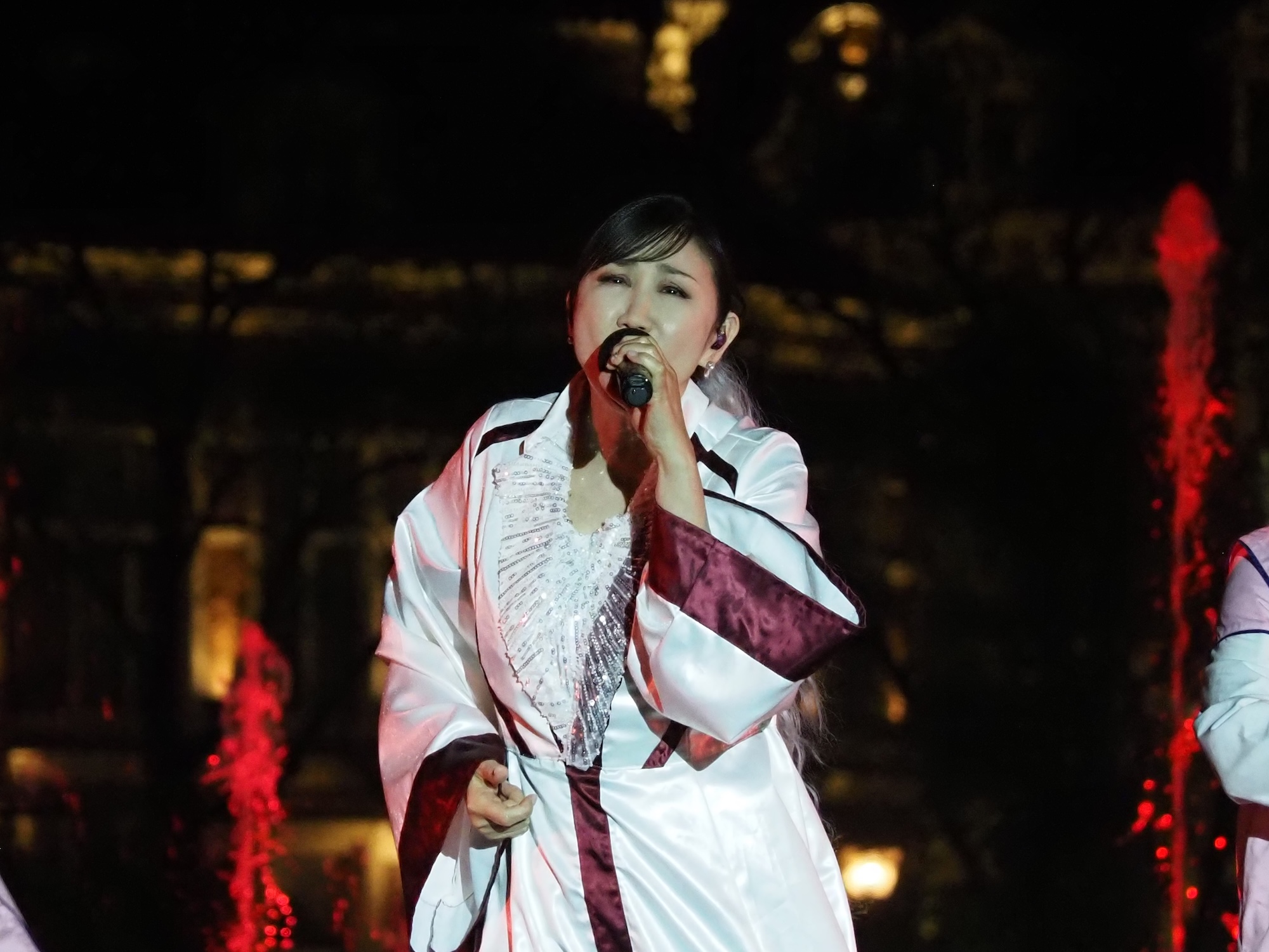 「残酷な天使のテーゼ」と「魂のルフラン」を歌唱し、盛大な幕開けとなった