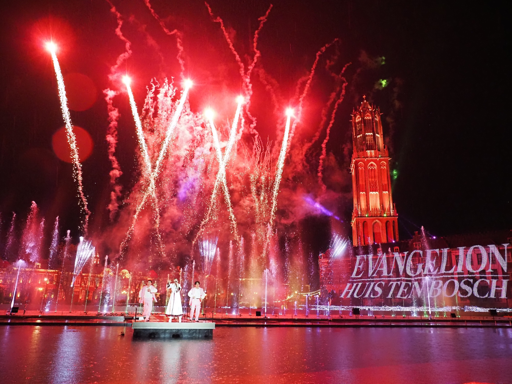 「残酷な天使のテーゼ」と「魂のルフラン」を歌唱し、盛大な幕開けとなった
