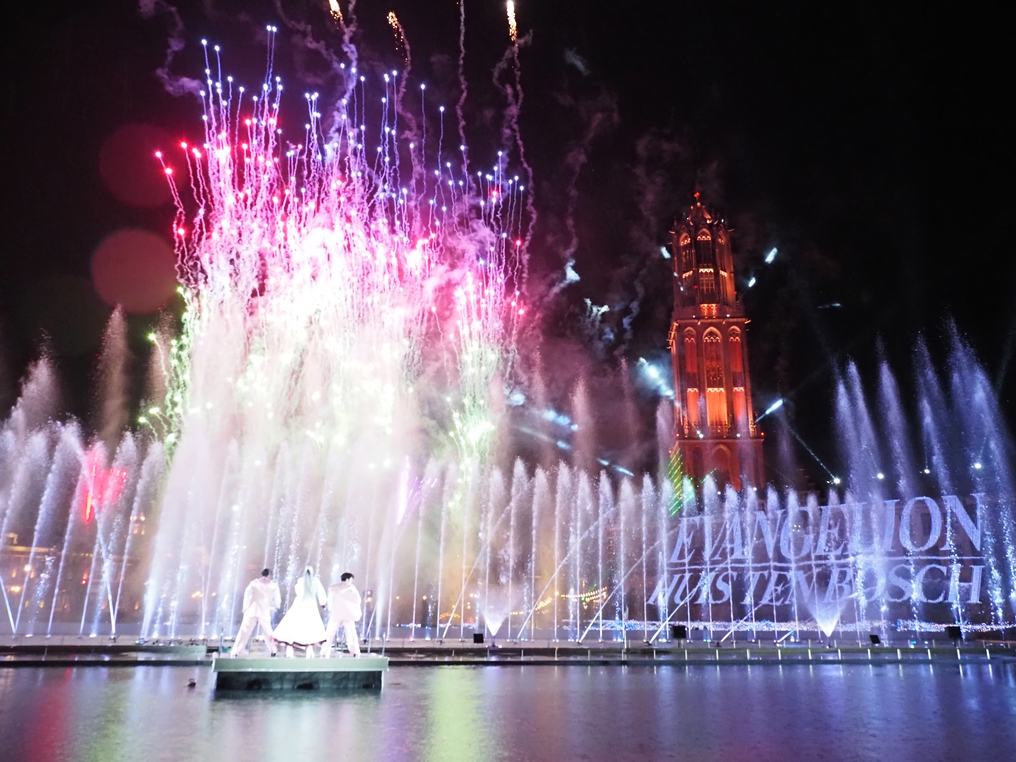 「残酷な天使のテーゼ」と「魂のルフラン」を歌唱し、盛大な幕開けとなった