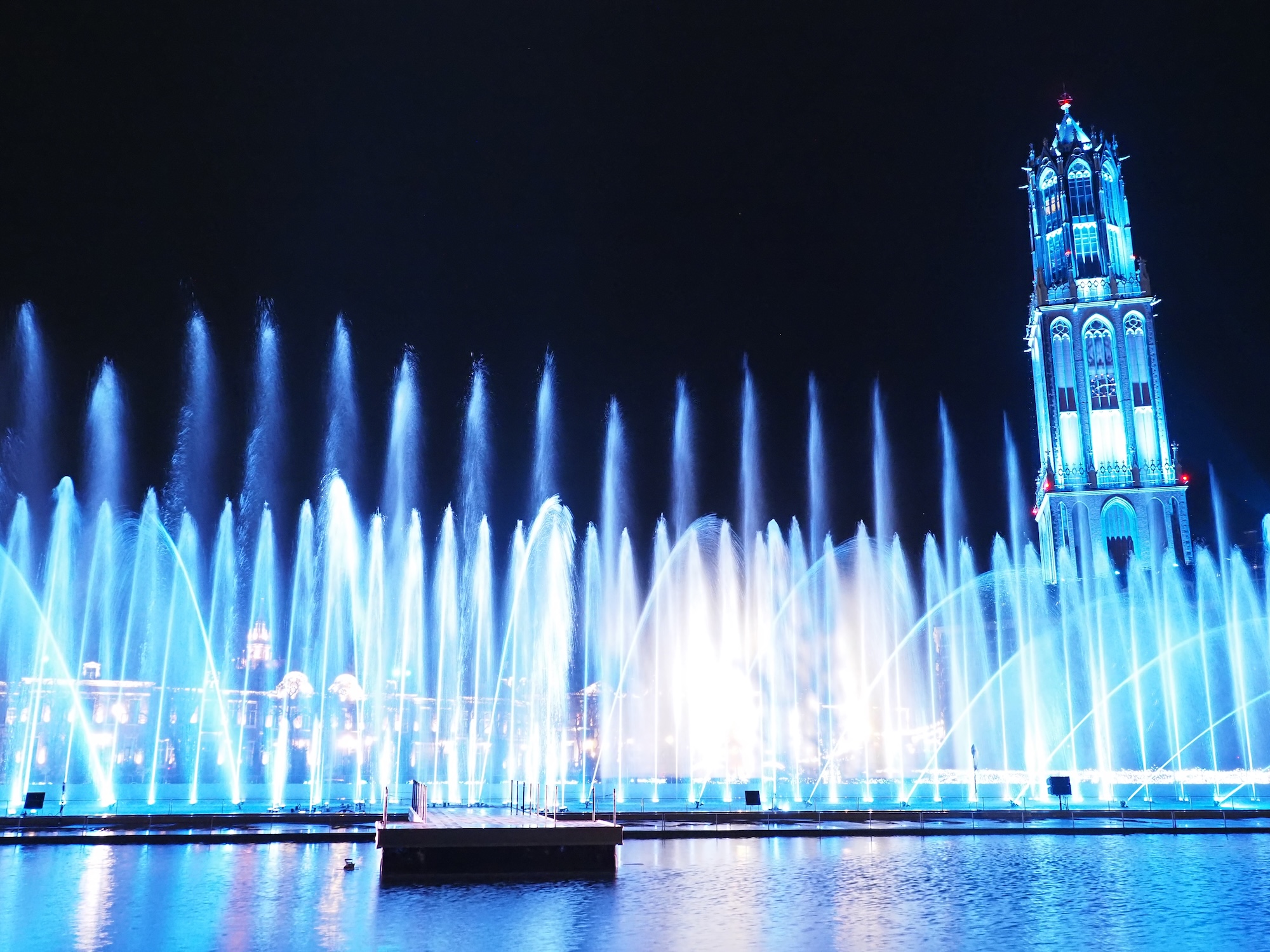 「エヴァ」でも使われたクラシック音楽とともに楽しめる噴水ショー「シャワー・オブ・ライツ：HARMONIC WITH EVANGELION」