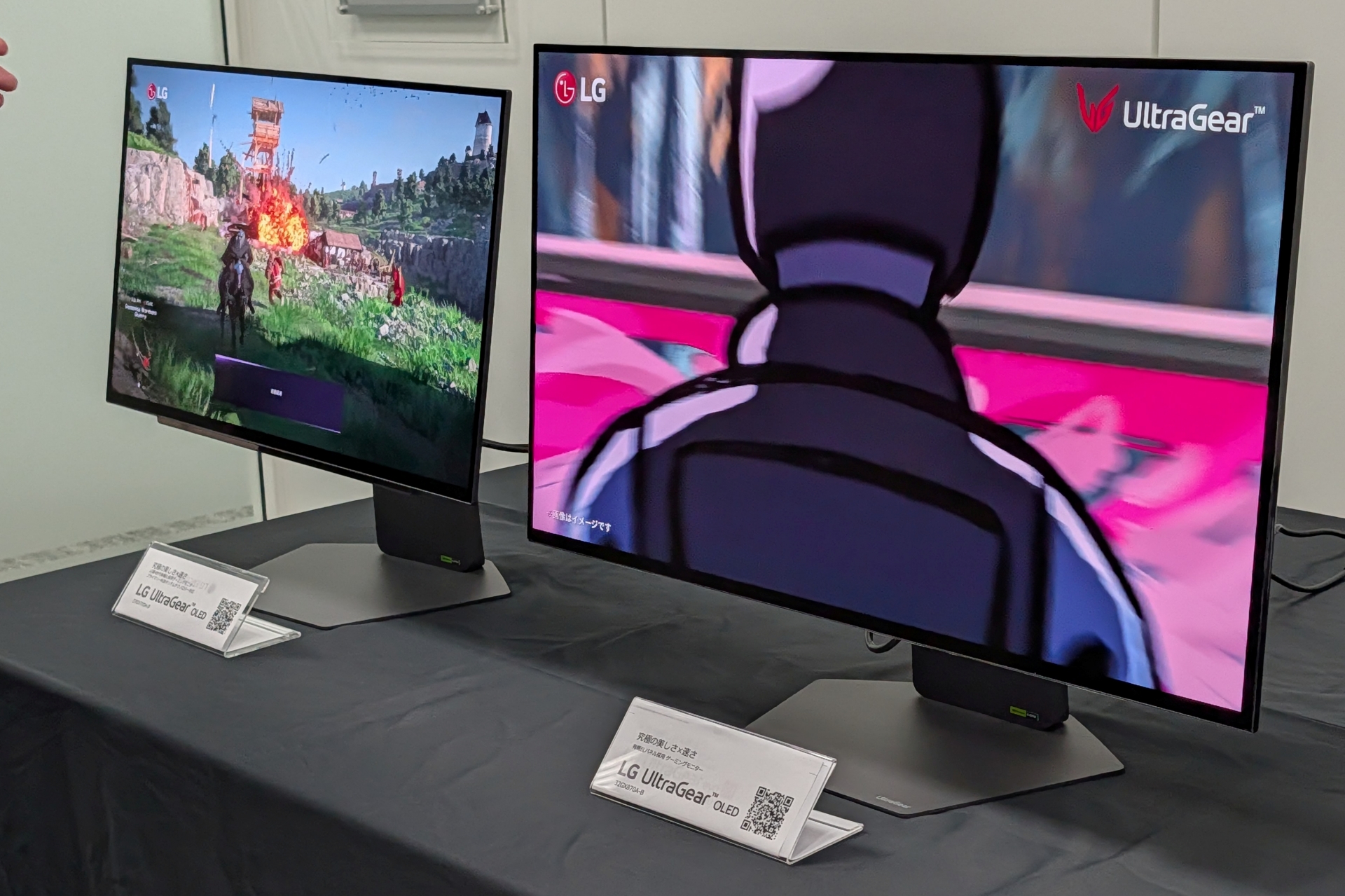 その他にも27型タンデムOLED採用のゲーミングモニター「27GX700A-B」と通常のOLED搭載の「32GX870A-B」が展示されていた