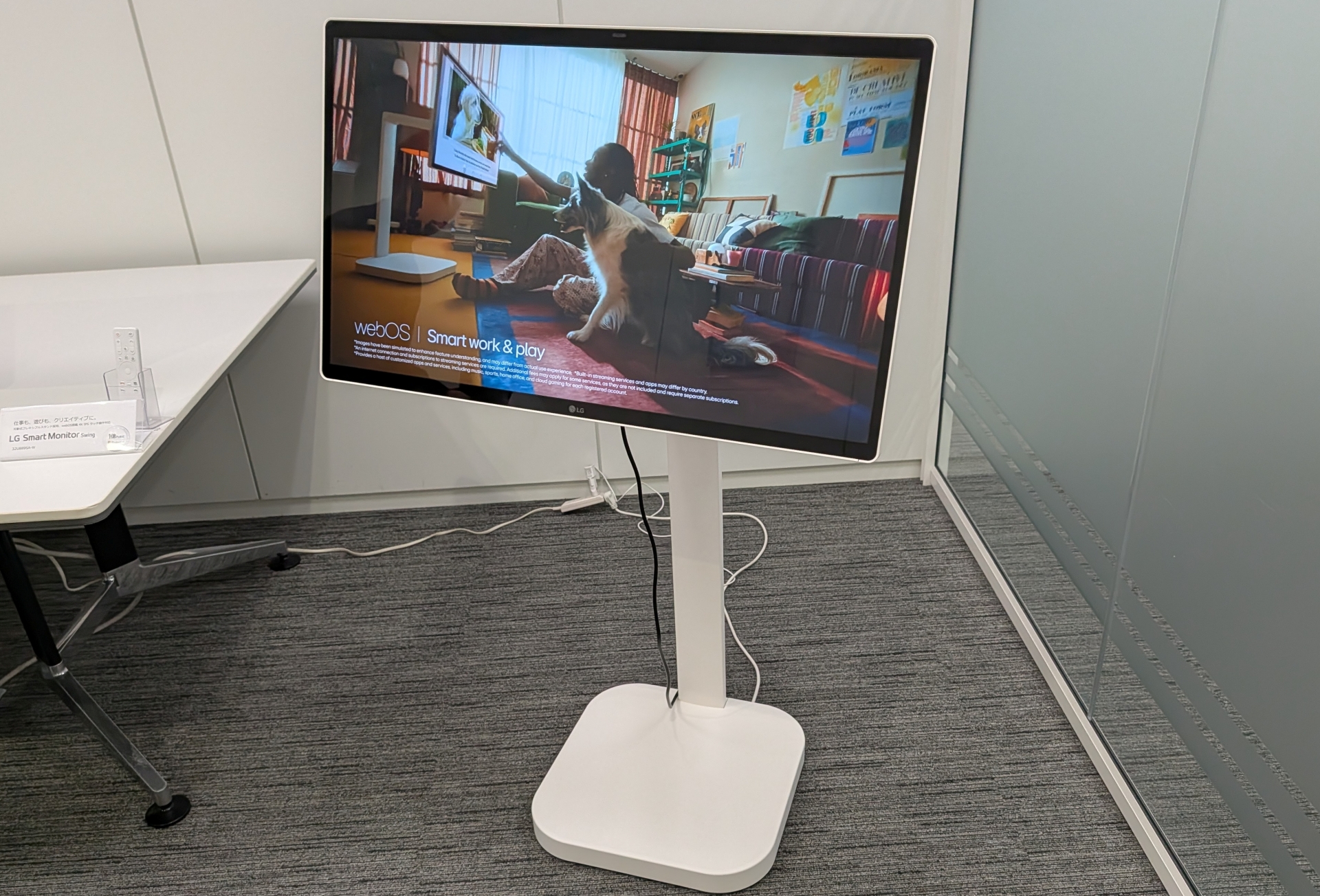 ユニークなスウィングスタンド搭載モニター「LG SmartMonitor Swing」(32U889SA-W)はクラウドファンディングサイトの「Makuake」で販売され、好評としている
