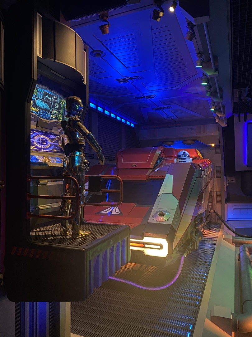 「スター・ツアーズ：ザ・アドベンチャーズ・コンティニュー」内部の様子。アトラクションの内容以外に変化はないが、いつ乗っても楽しい