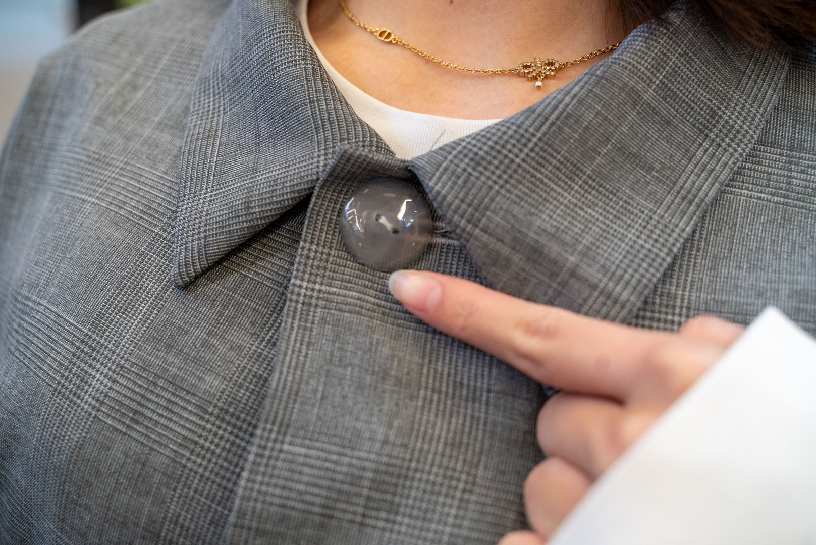 満月をイメージした月山めのうのボタン