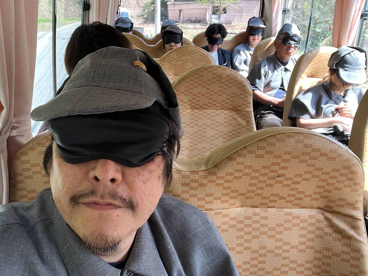 目隠しをさせられてバスに揺られるのは結構怖い