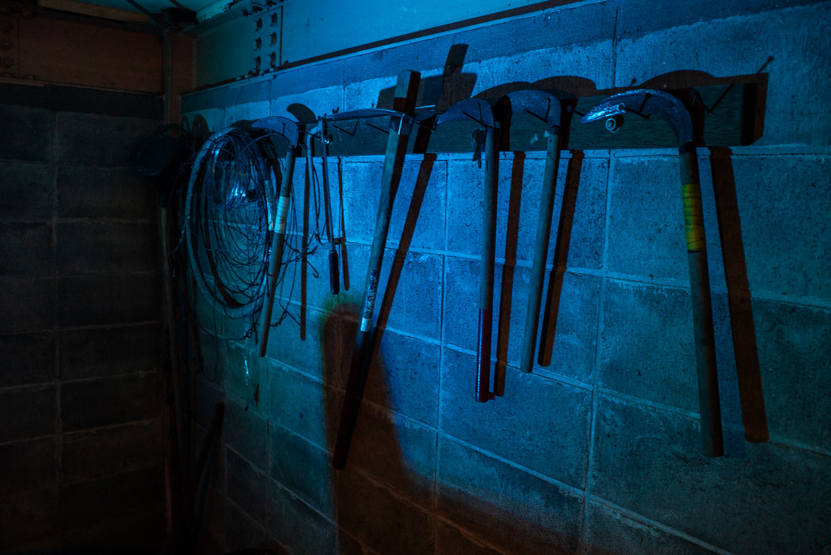 鎌などから元が納屋であったと思わせる