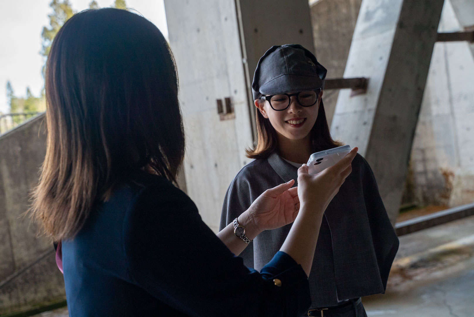 現代の名探偵はAIやスマートフォンを活用することもあるのだ