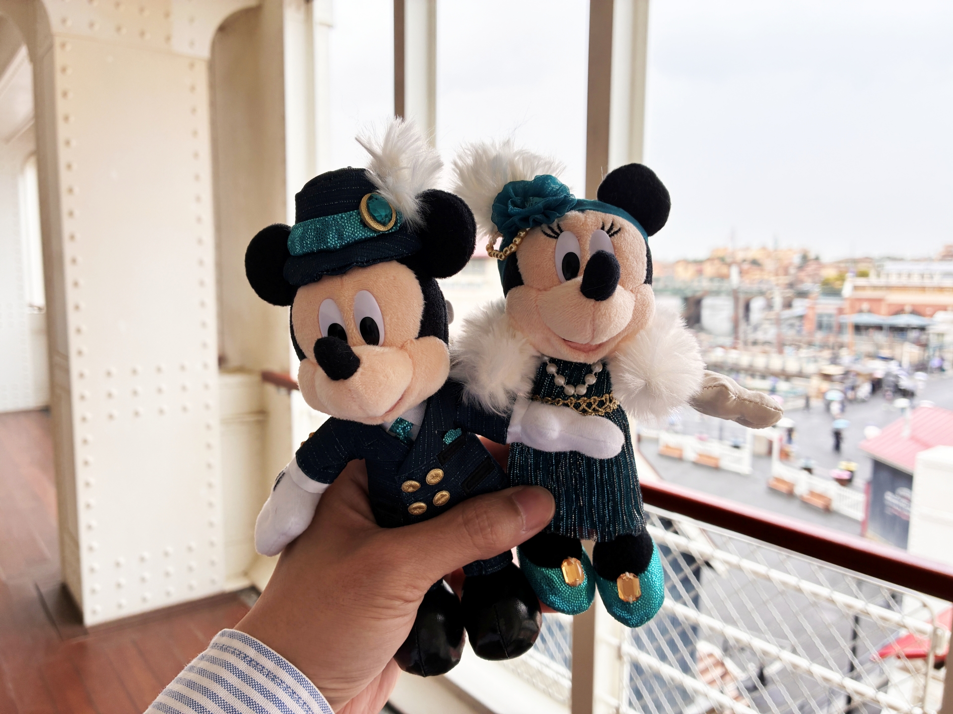 ミッキーとミニーのぬいぐるみバッジ