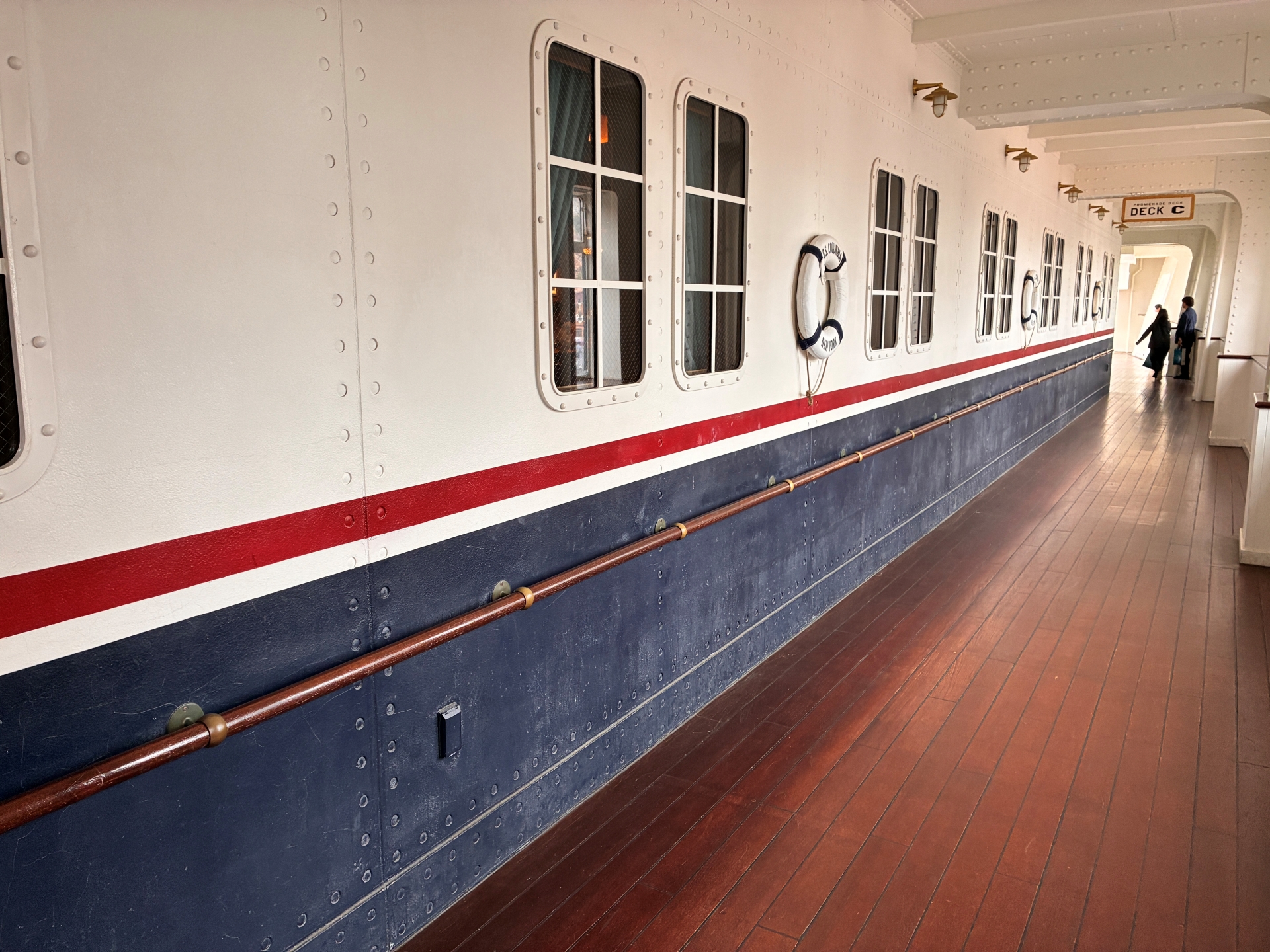人の少ない船内。移動している時間にも優雅さが伴う