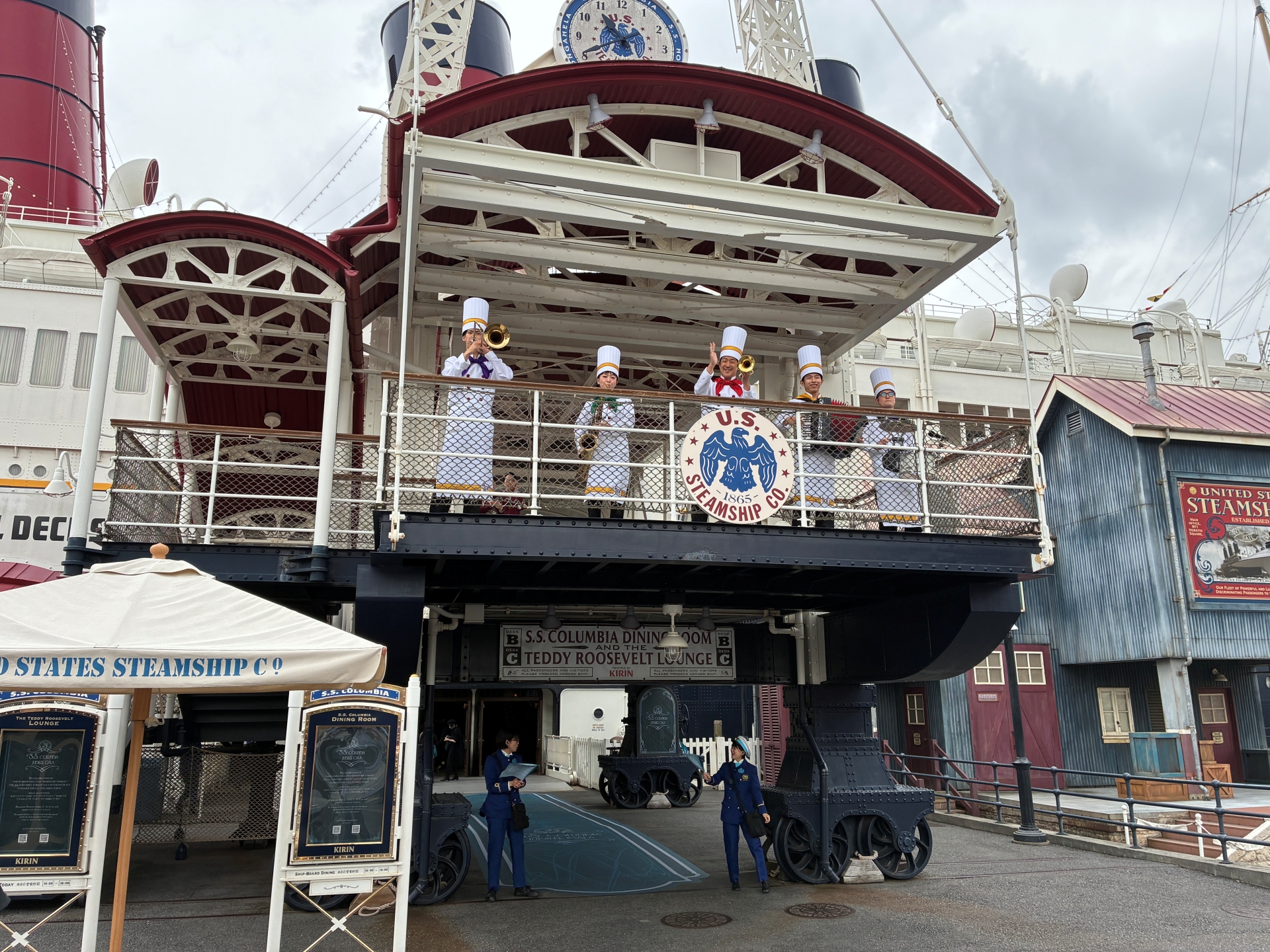 「S.S.コロンビア号」入口。撮影したときは演奏が行われていた