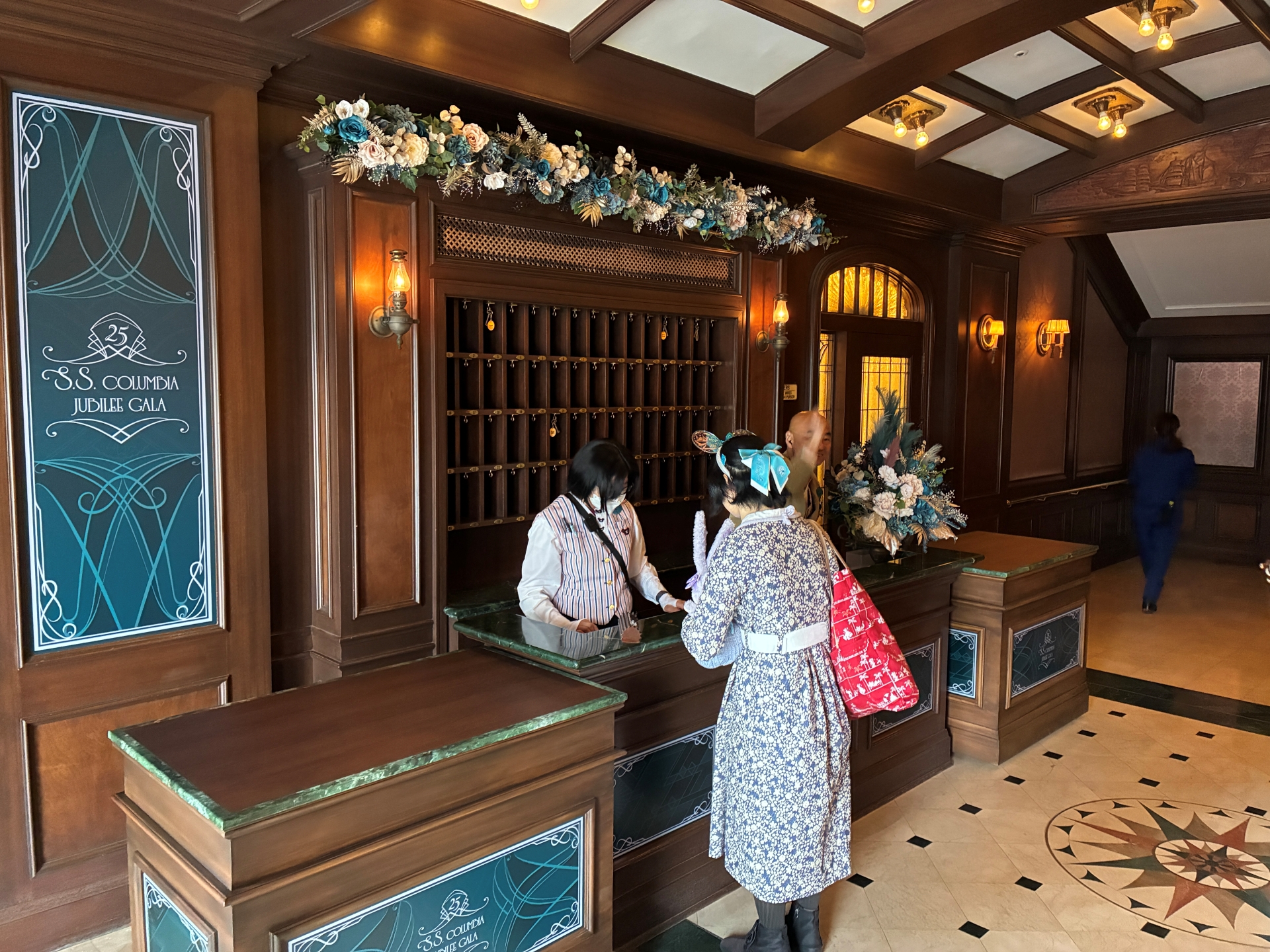 1階のカウンターで受付する