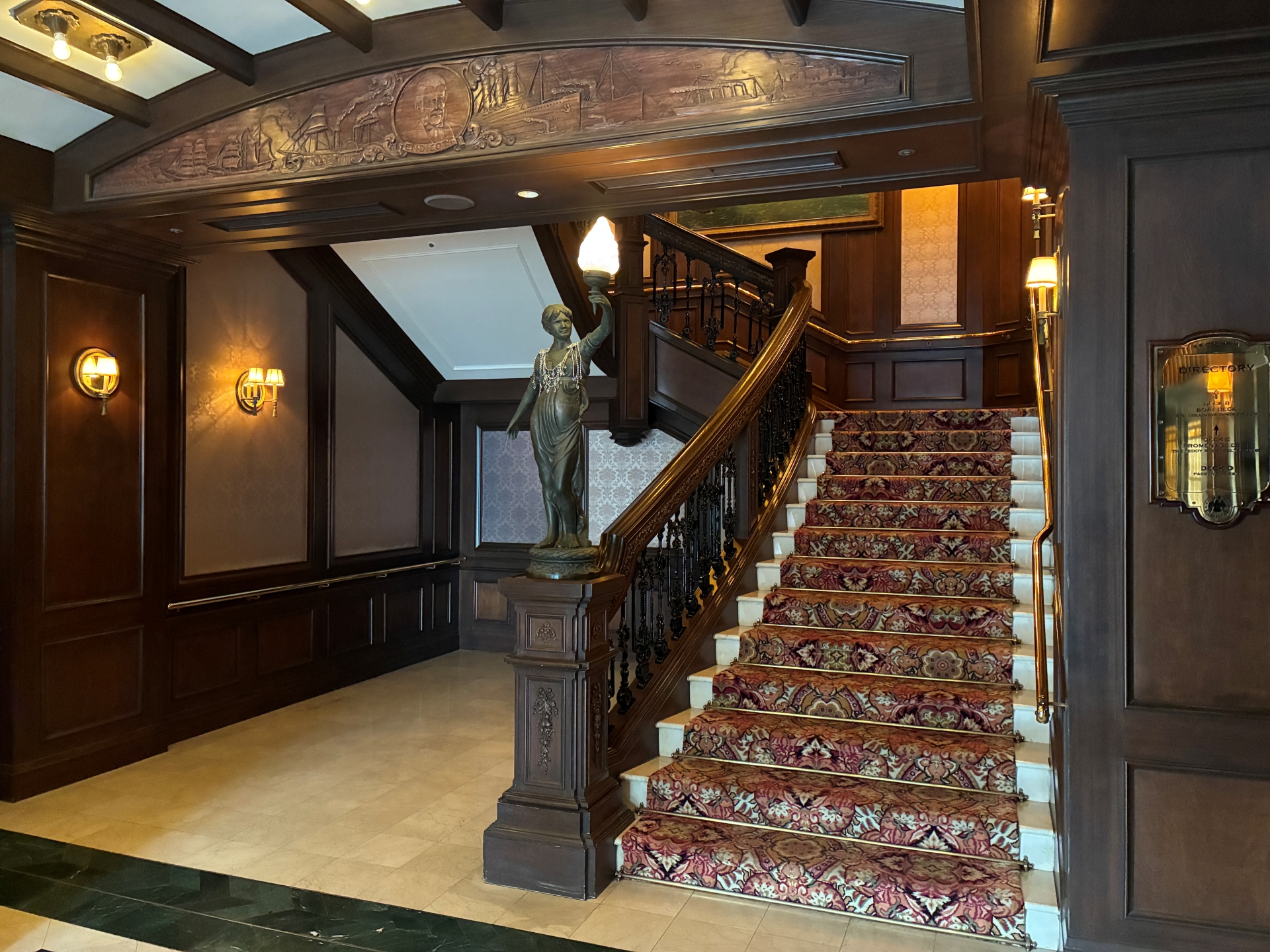 1階のカウンターで受付する