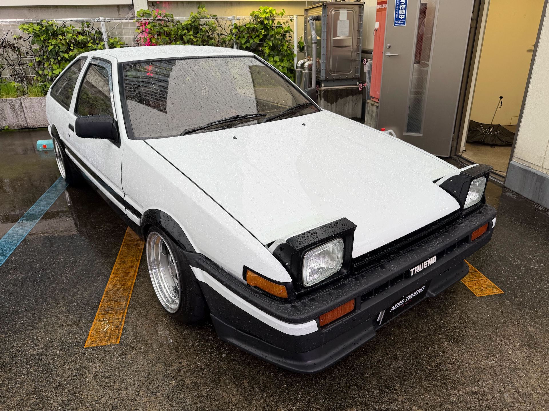 会場では軽食も販売されていたが、出店には日本が誇る軽トラが使われていた。