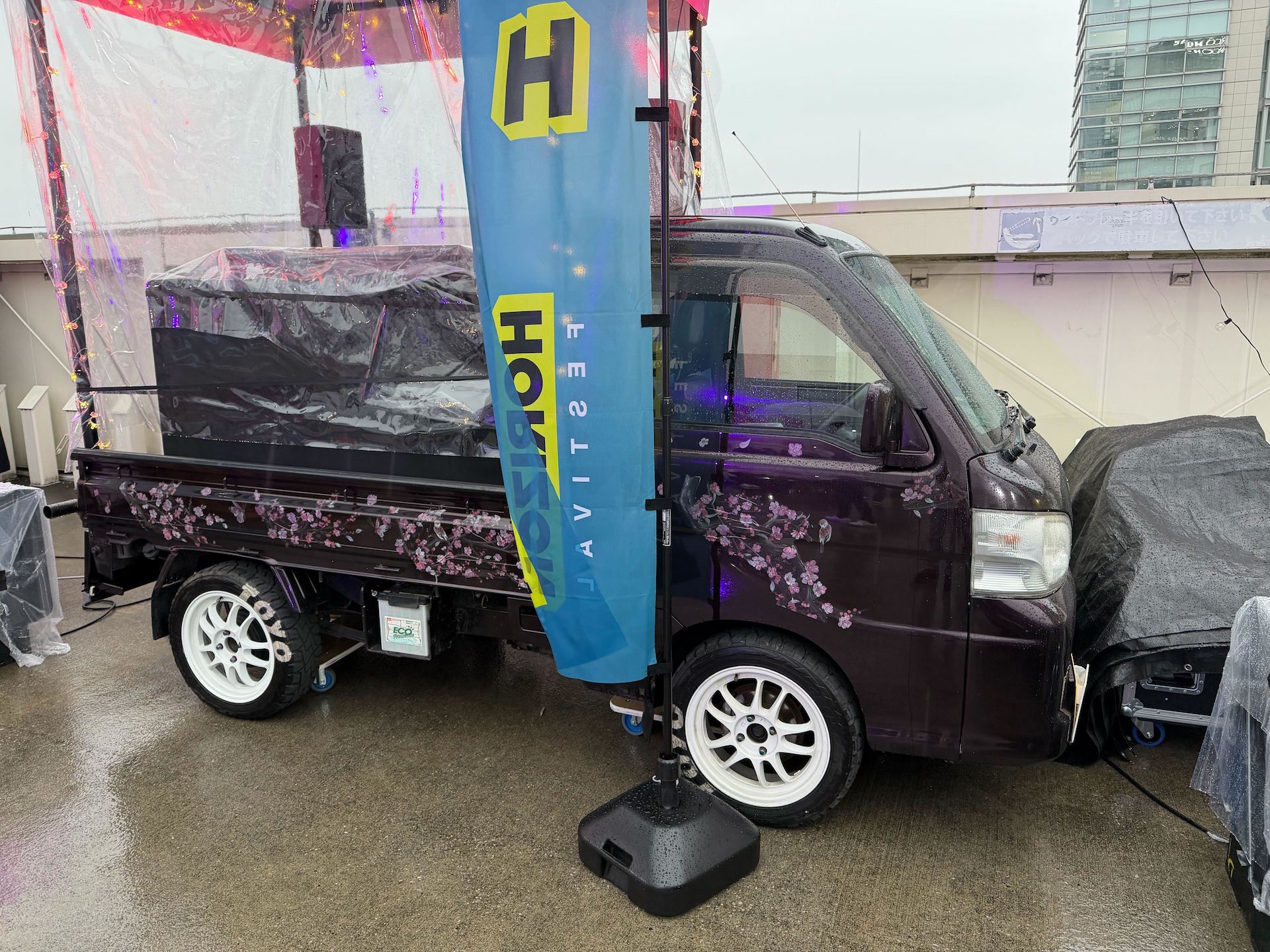 会場では軽食も販売されていたが、出店には日本が誇る軽トラが使われていた。