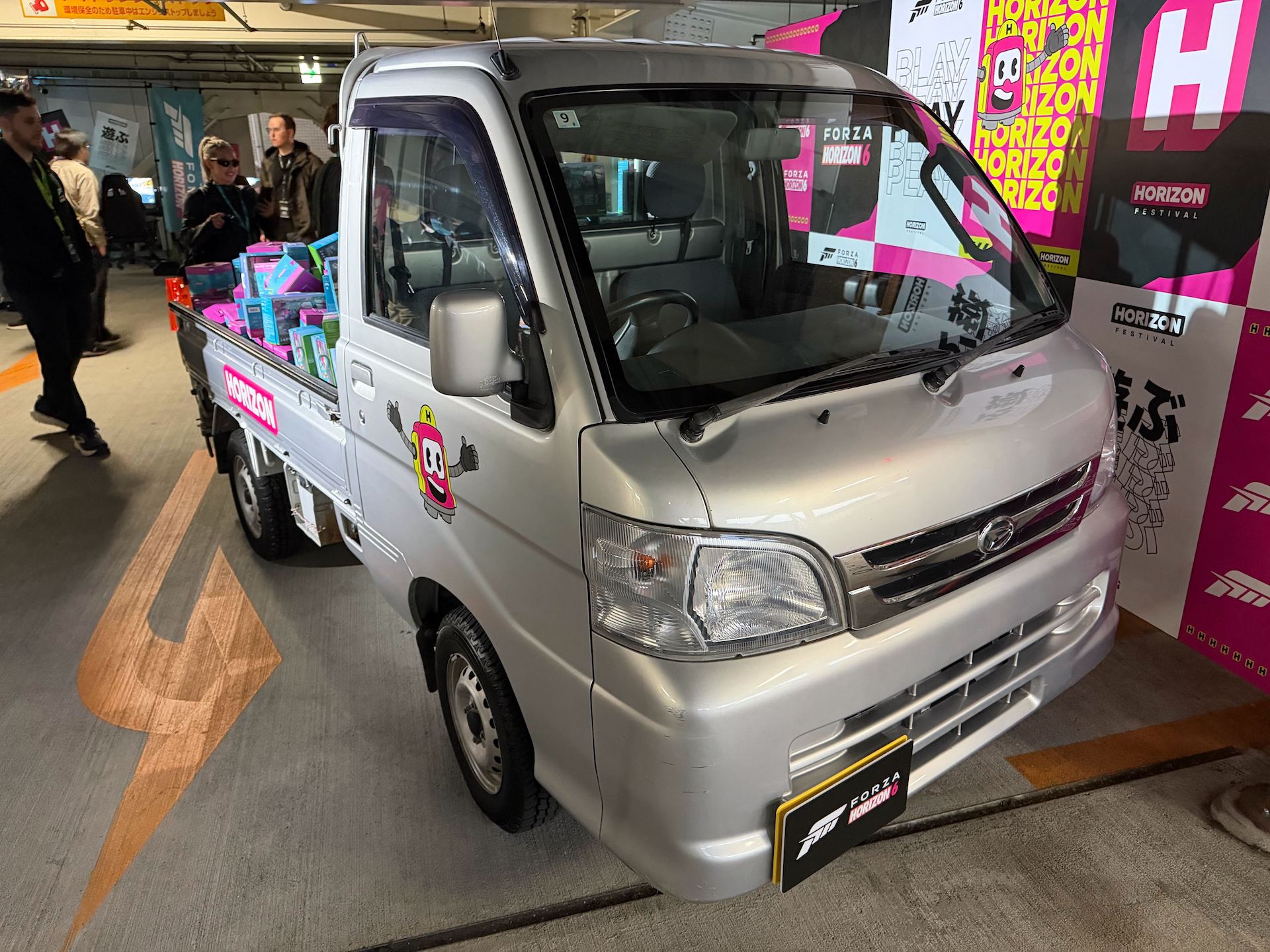 会場では軽食も販売されていたが、出店には日本が誇る軽トラが使われていた。