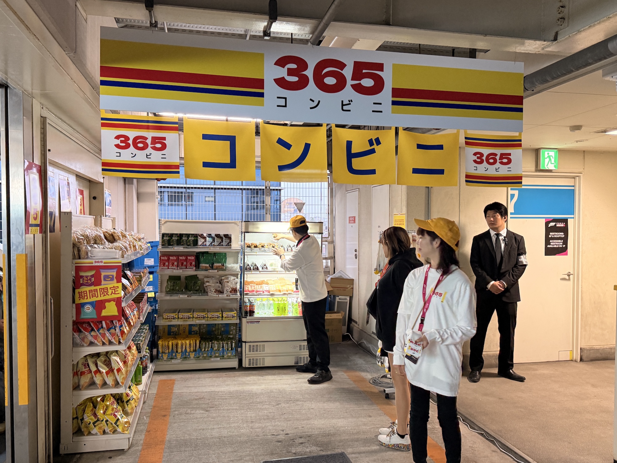 特設のコンビニ