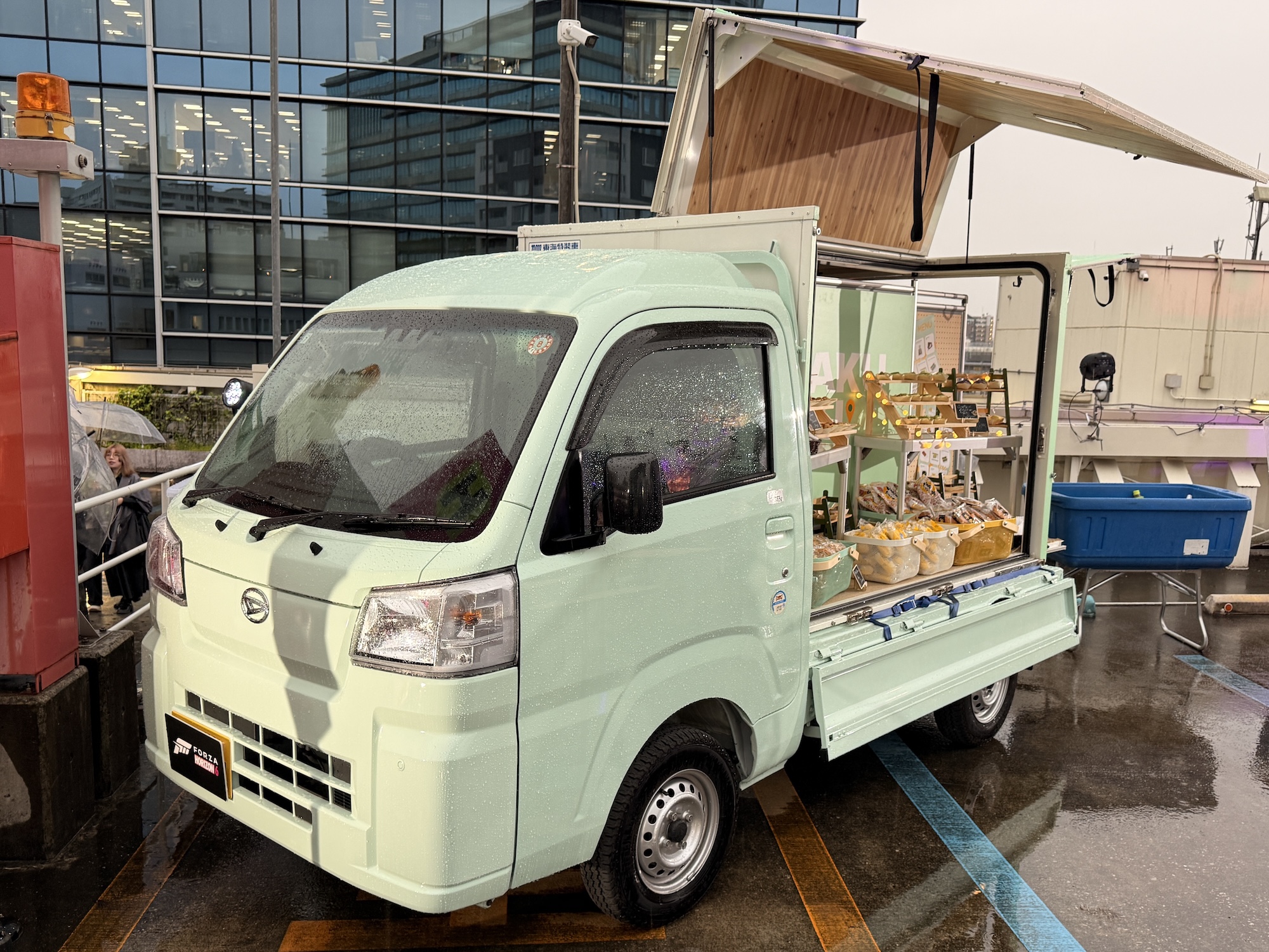 屋上には移動販売車のような軽トラックも