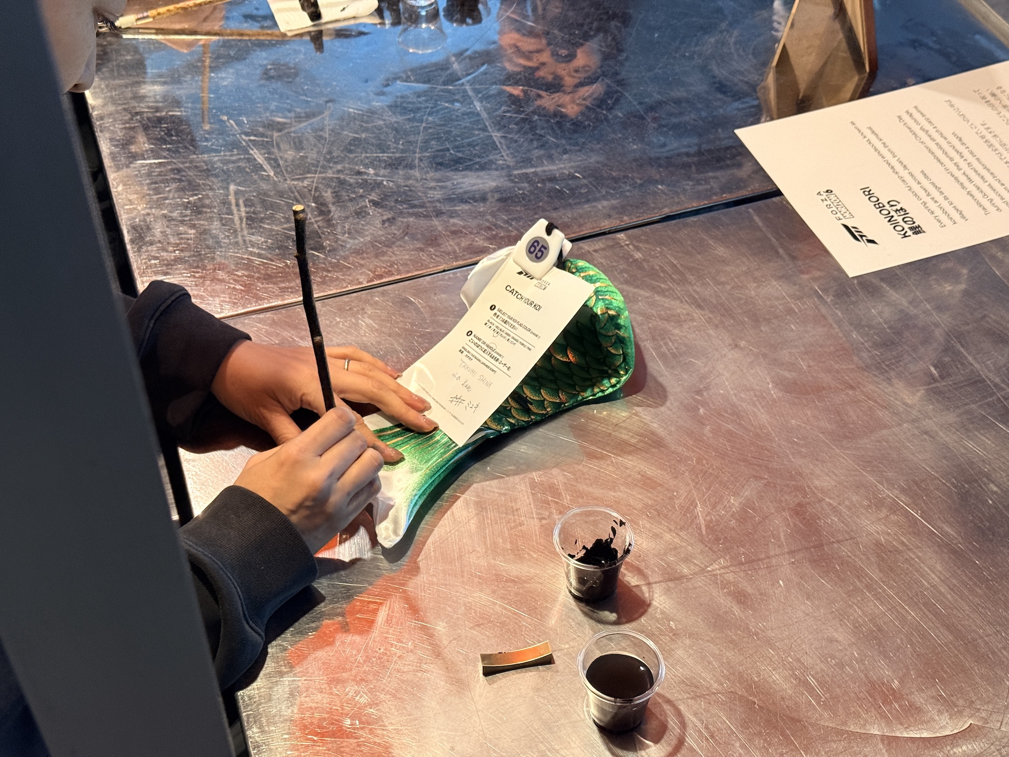 一つ一つ丁寧に名前を入れていた