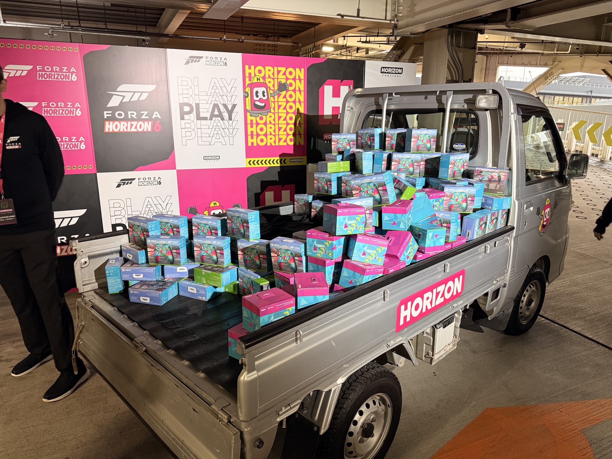 荷台に山のように積まれた「Xbox ワイヤレス コントローラー『Forza Horizon 6』特別エディション」