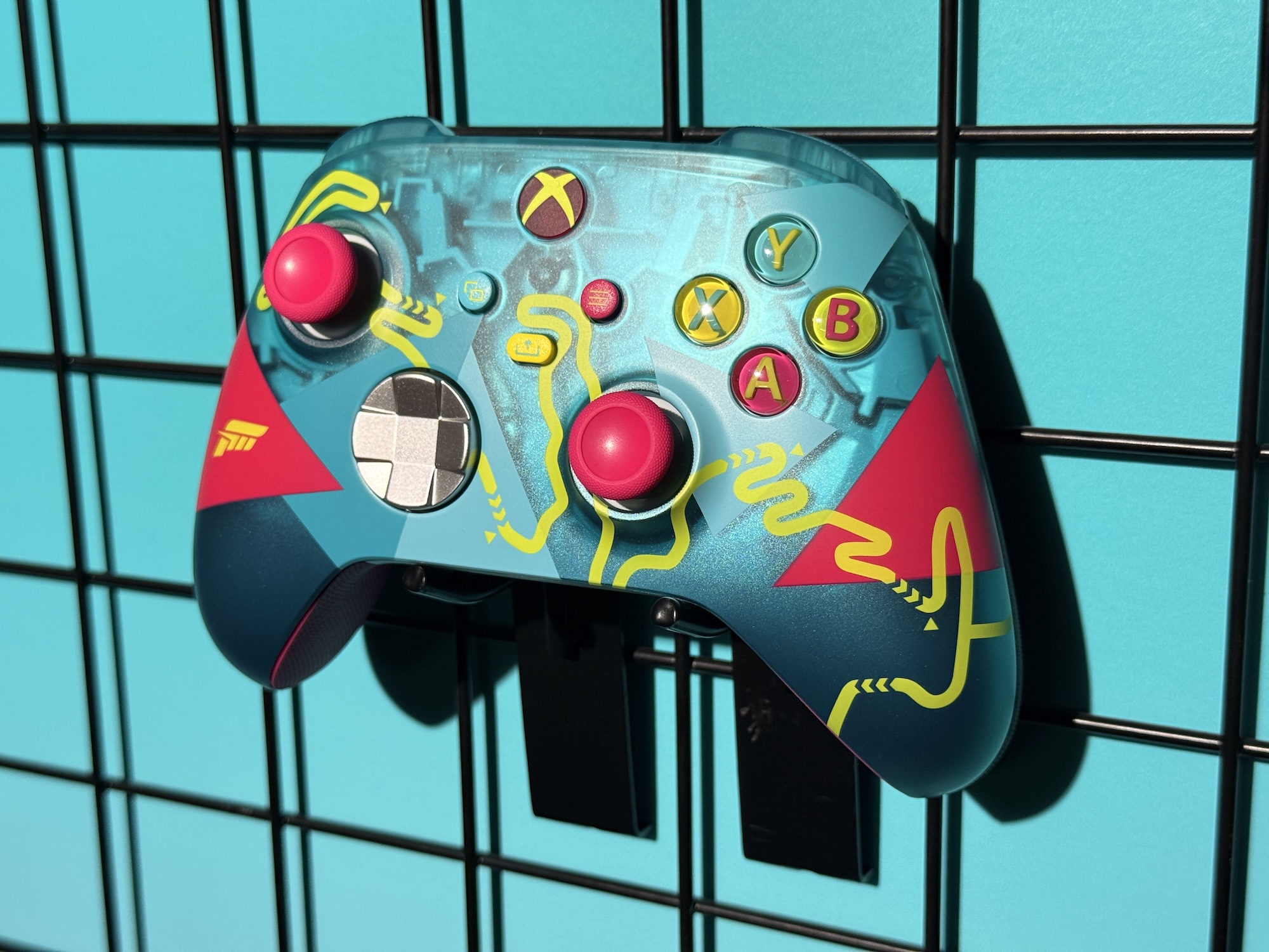 スケルトン仕様でビビットなカラーが特徴のコントローラー