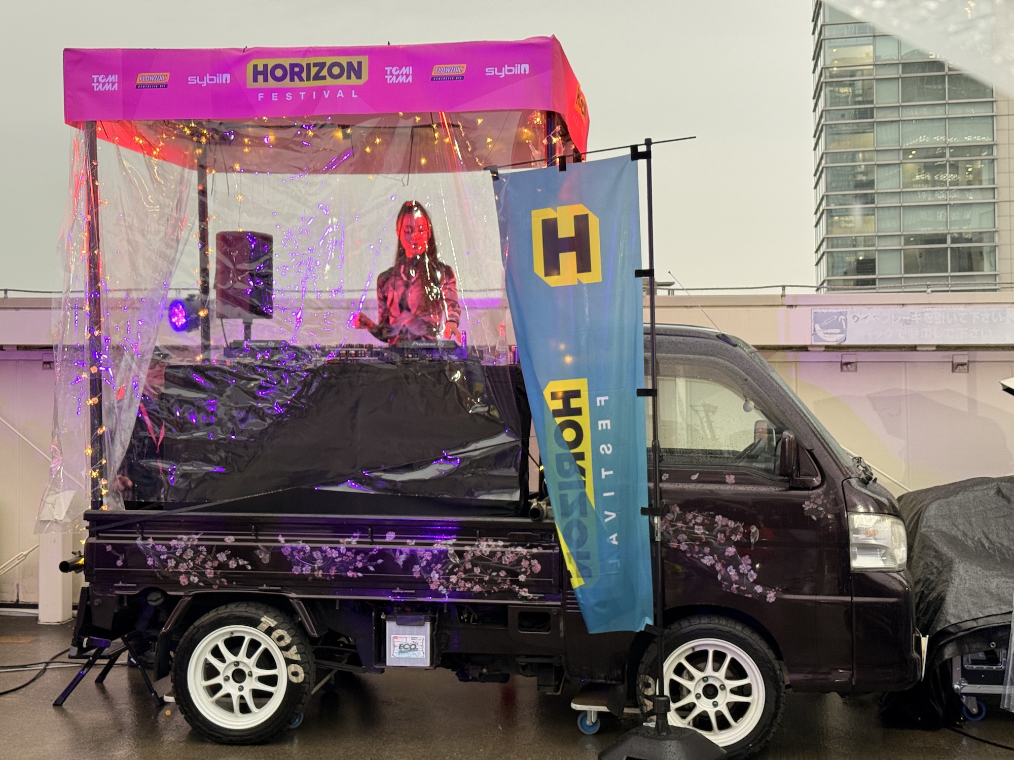 屋上には軽トラックを使ったDJブースも登場