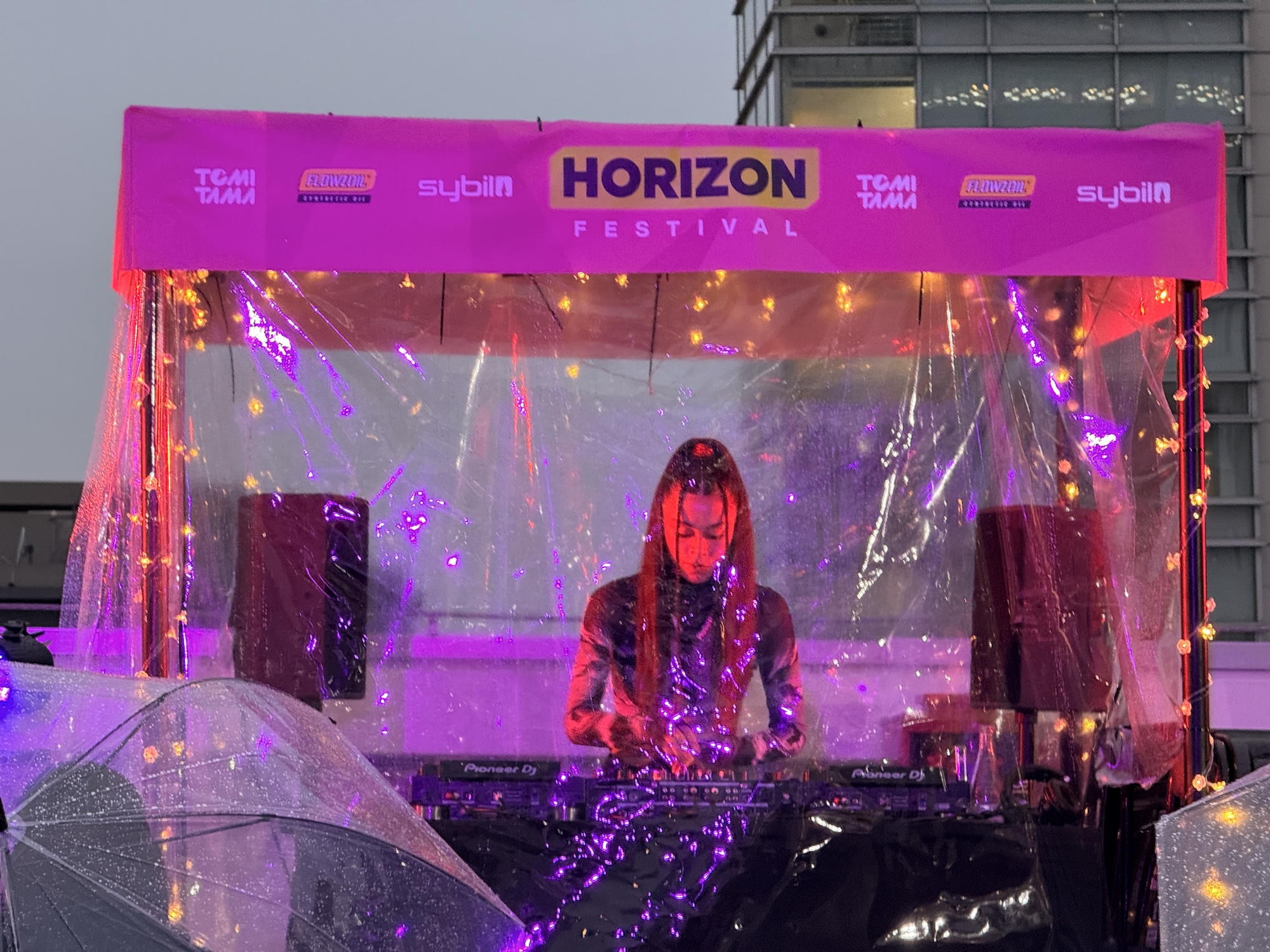 当日はあいにくの雨だったが、多くの方で盛り上がっていた