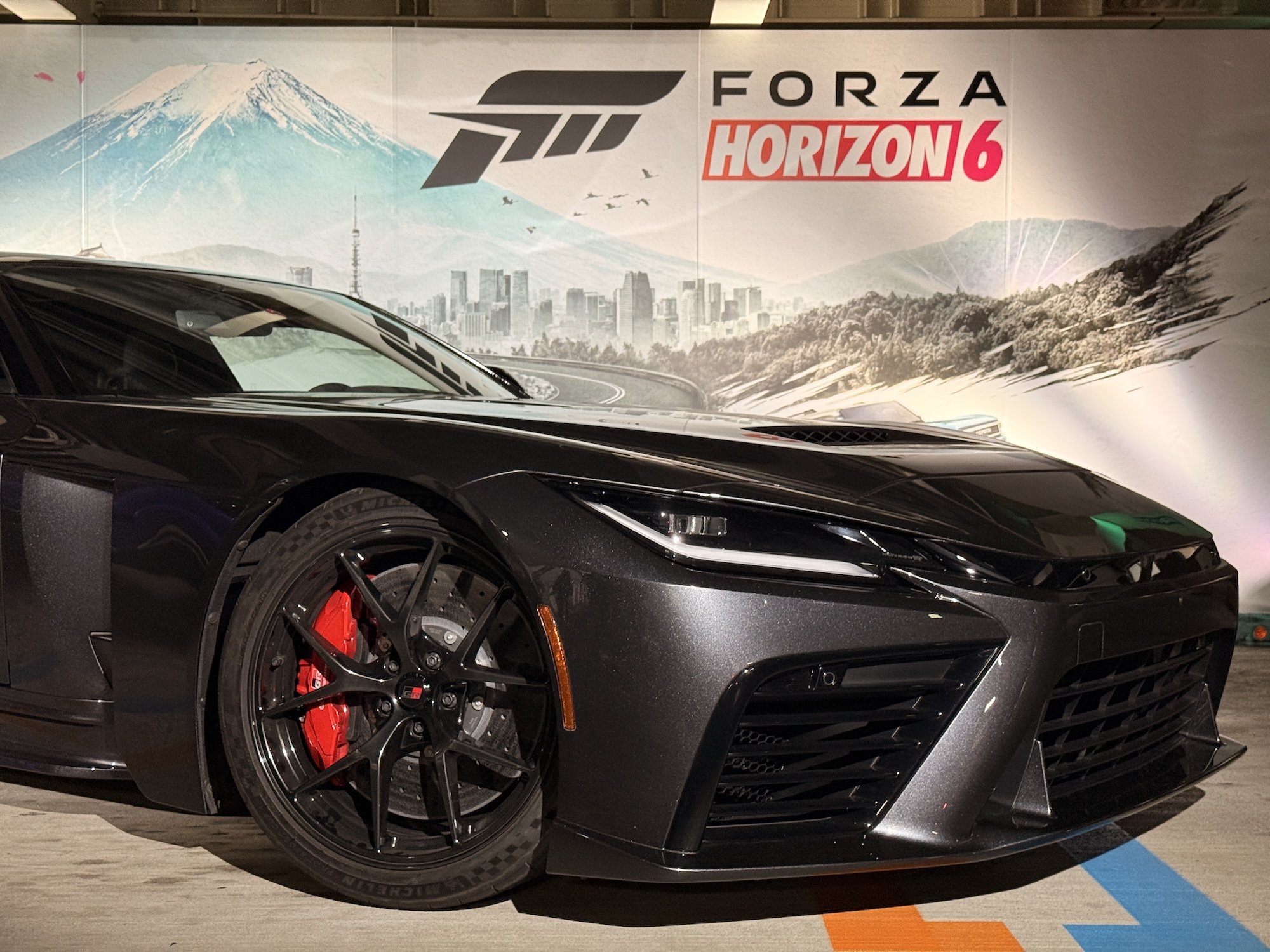 フロントは筆者の膝ほどの高さで、驚くほど低かった