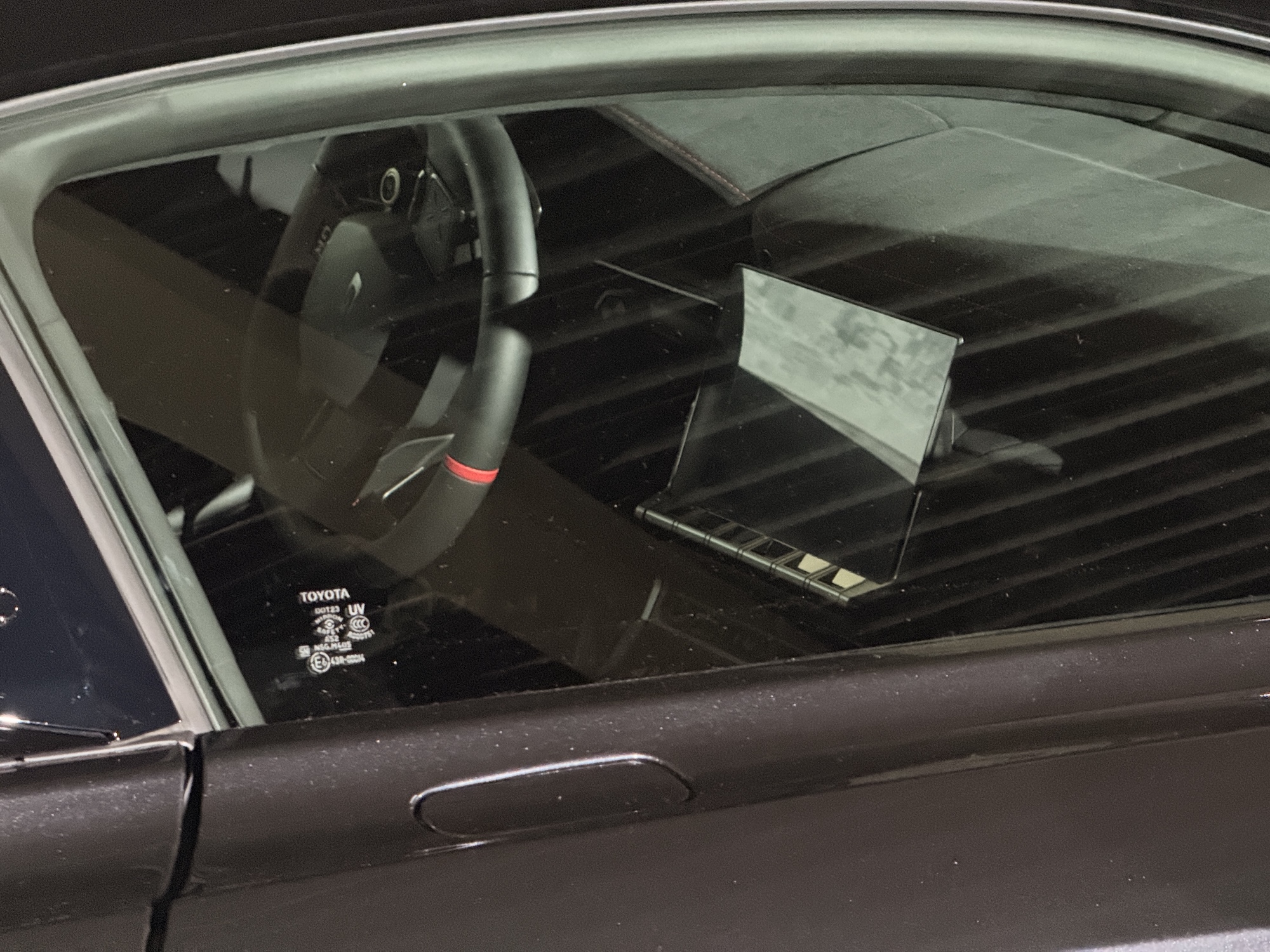 乗り込むことはできなかったが、窓越しにコックピットを見ることができた