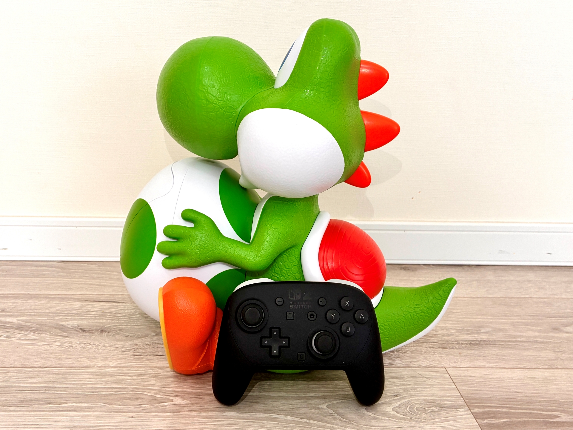 Nintendo Switch 2 Proコントローラーとのサイズ比較。デカいです