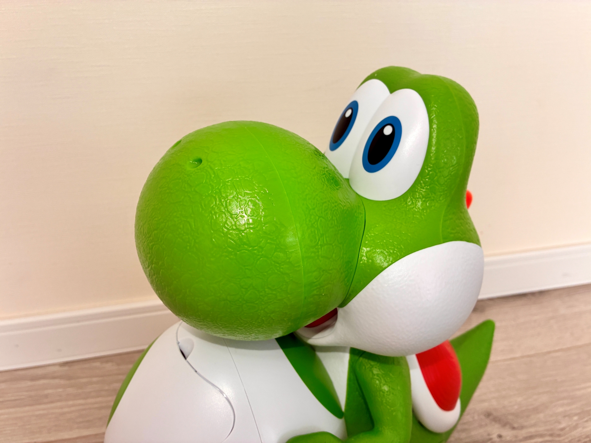 肌は映画に合わせて、ややデコボコした質感になっている