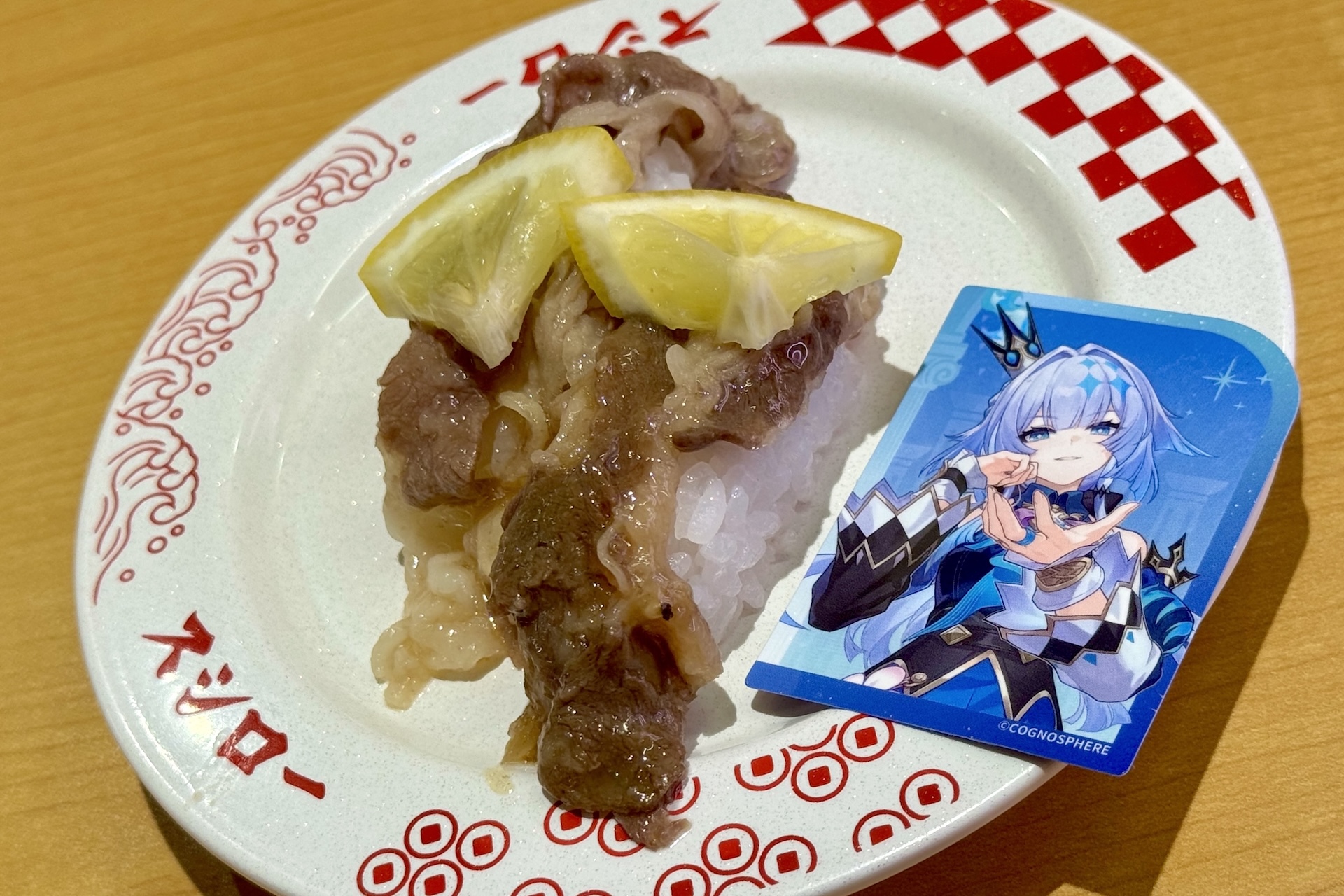 「崩壊：スターレイルコラボ限定ピック付き レモンステーキ風にぎり」 価格：250円〜