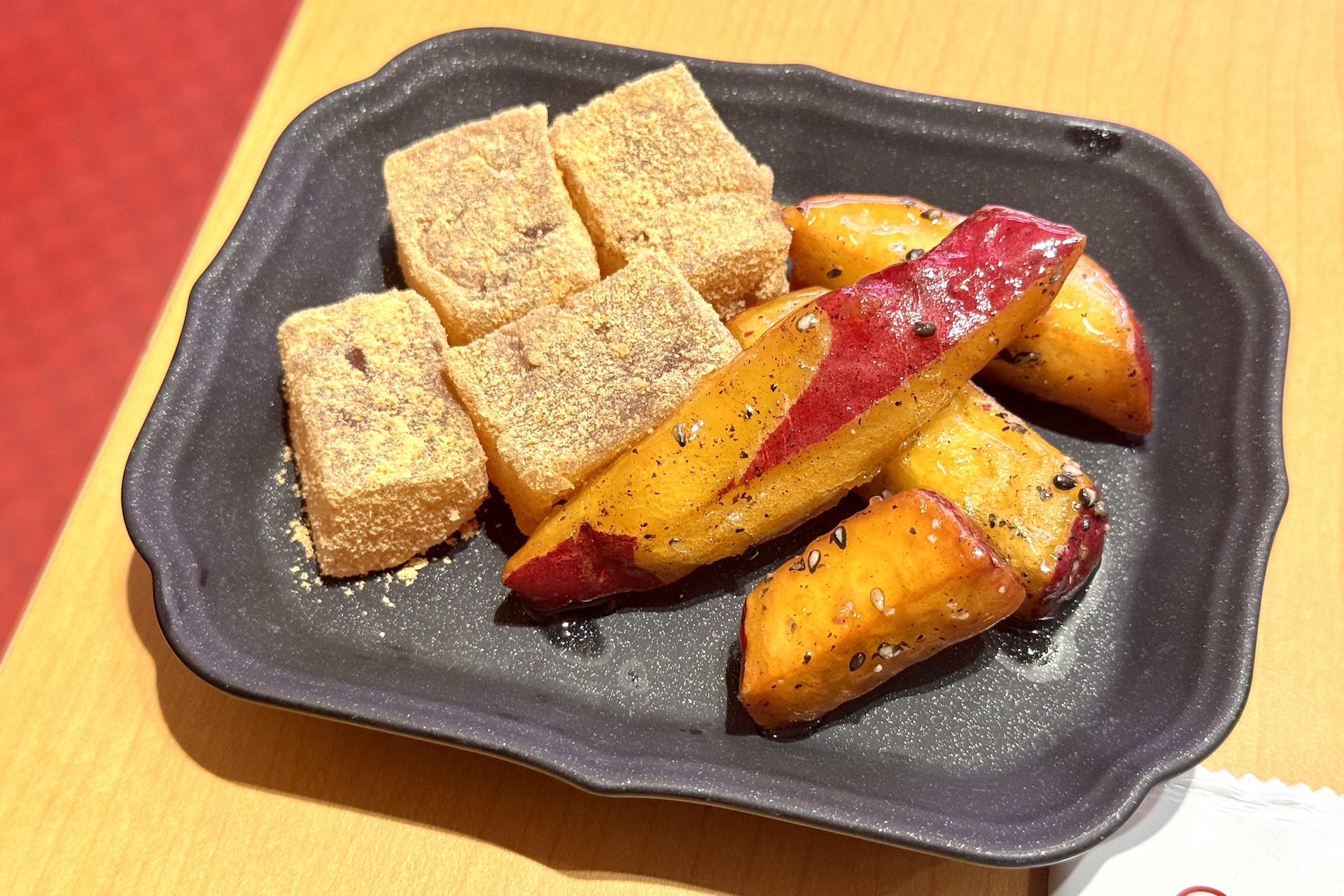 「崩壊：スターレイルコラボ限定ステッカー付き わらび餅と大学芋」 価格：290円〜