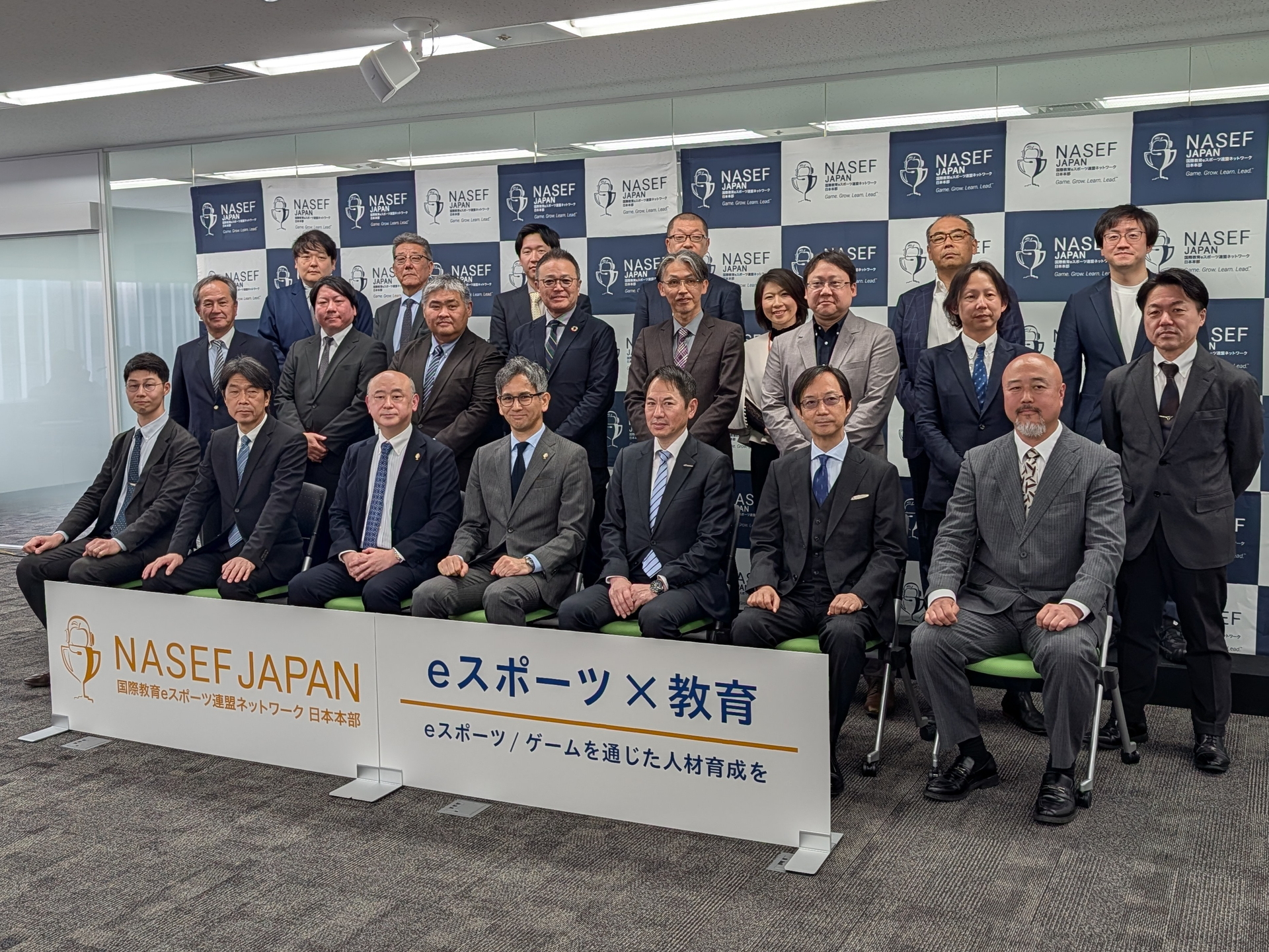 NASEF JAPANの両名と来場した正会員代表らによる記念撮影