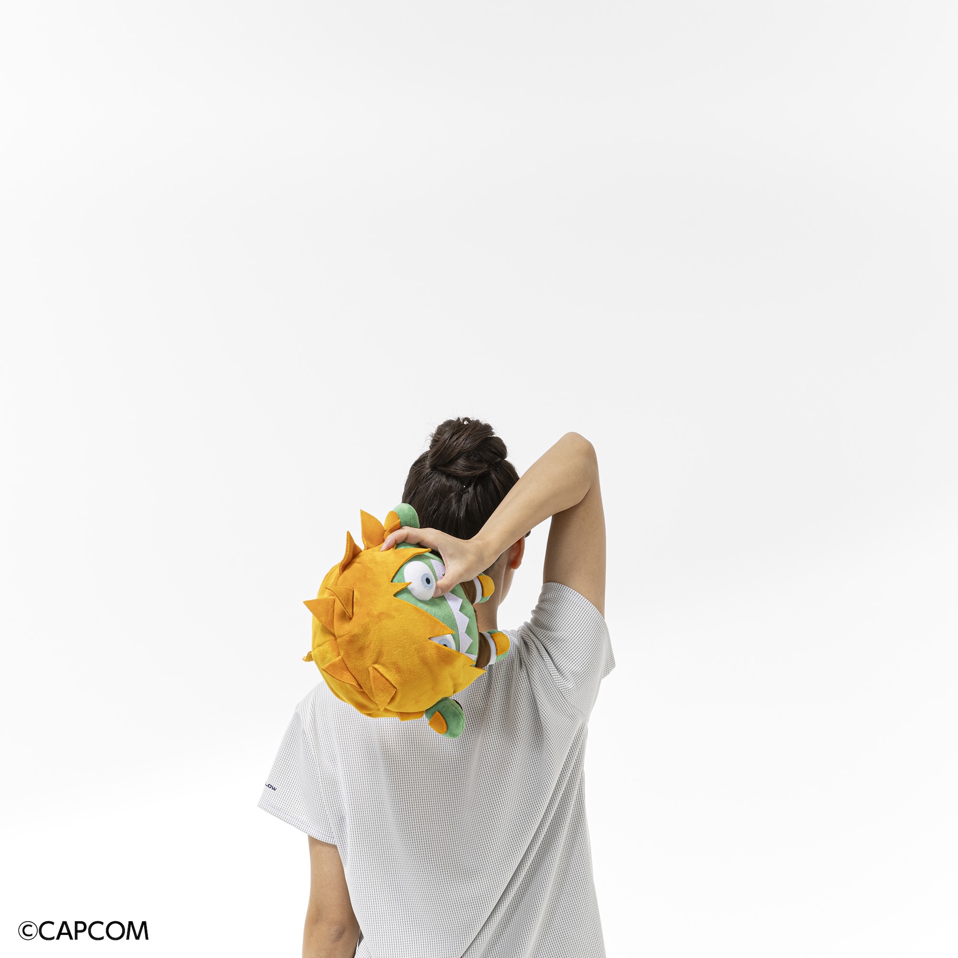 ゲーミングチェアに座ったまま、胸や首・肩に押し当てることで、長時間同一姿勢になりがちな体をリフレッシュできる