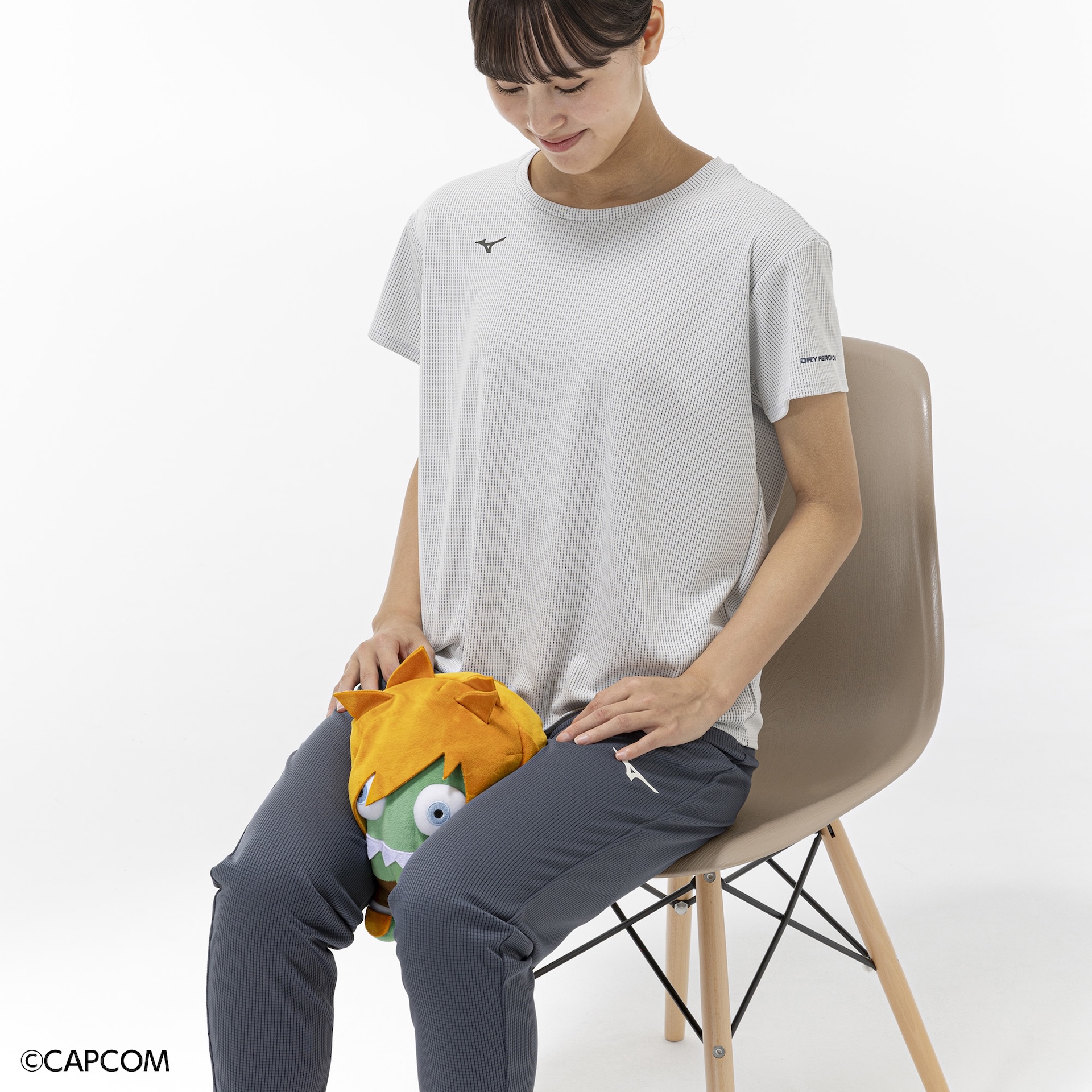 ゲーミングチェアに座ったまま、胸や首・肩に押し当てることで、長時間同一姿勢になりがちな体をリフレッシュできる