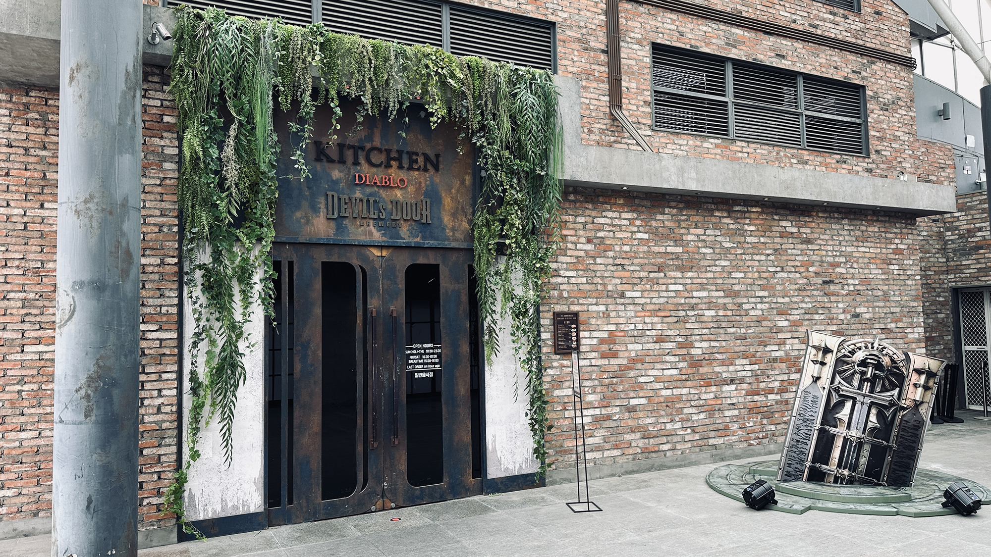 エントランスもすっかり「ディアブロIV」色に染められている