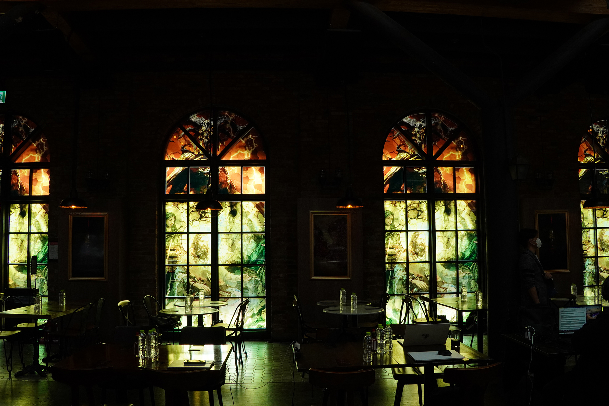 窓はステンドグラスのように装飾されている