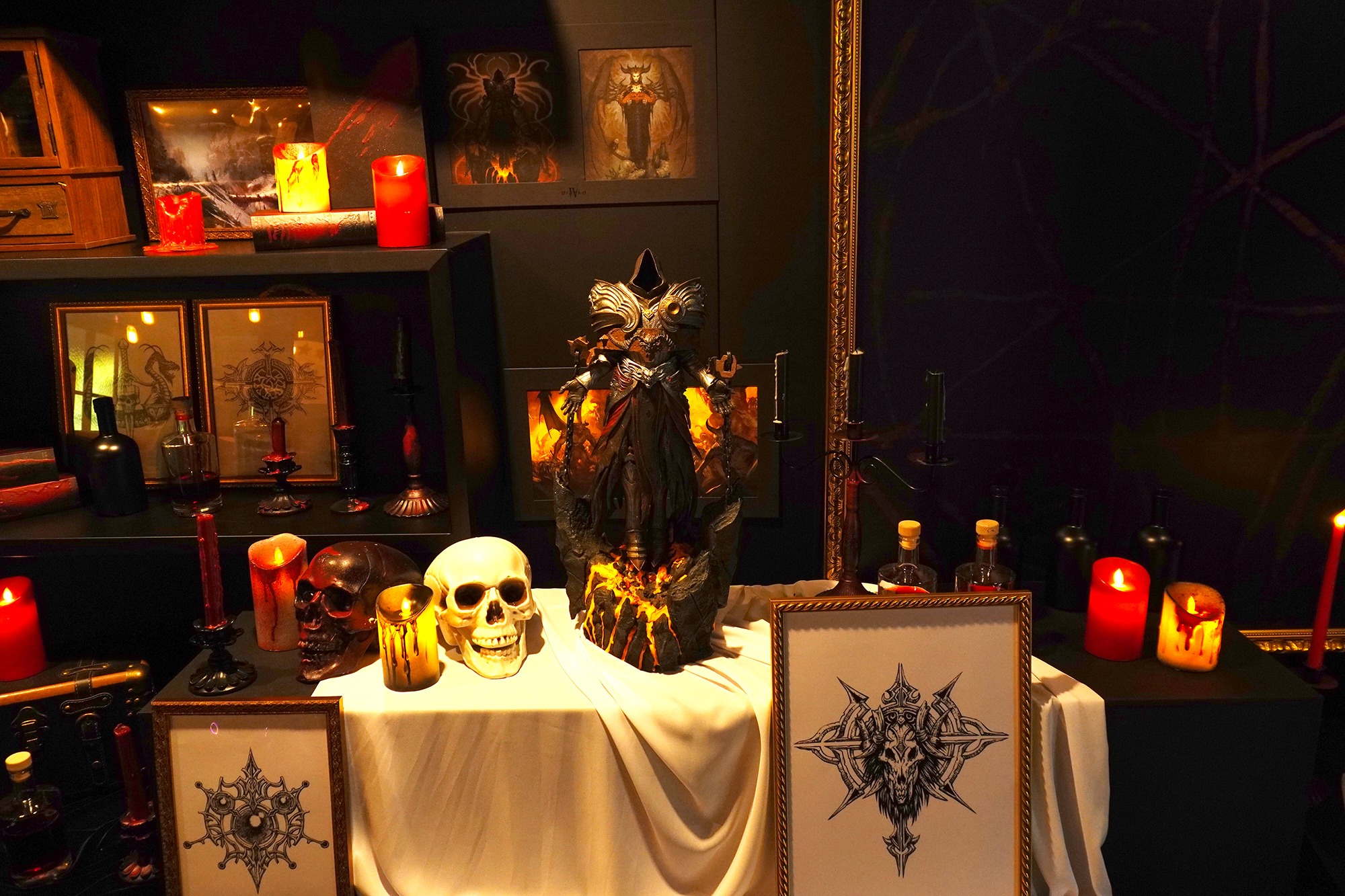 ドアを挟んで反対側にはイナリウスが祀られていた