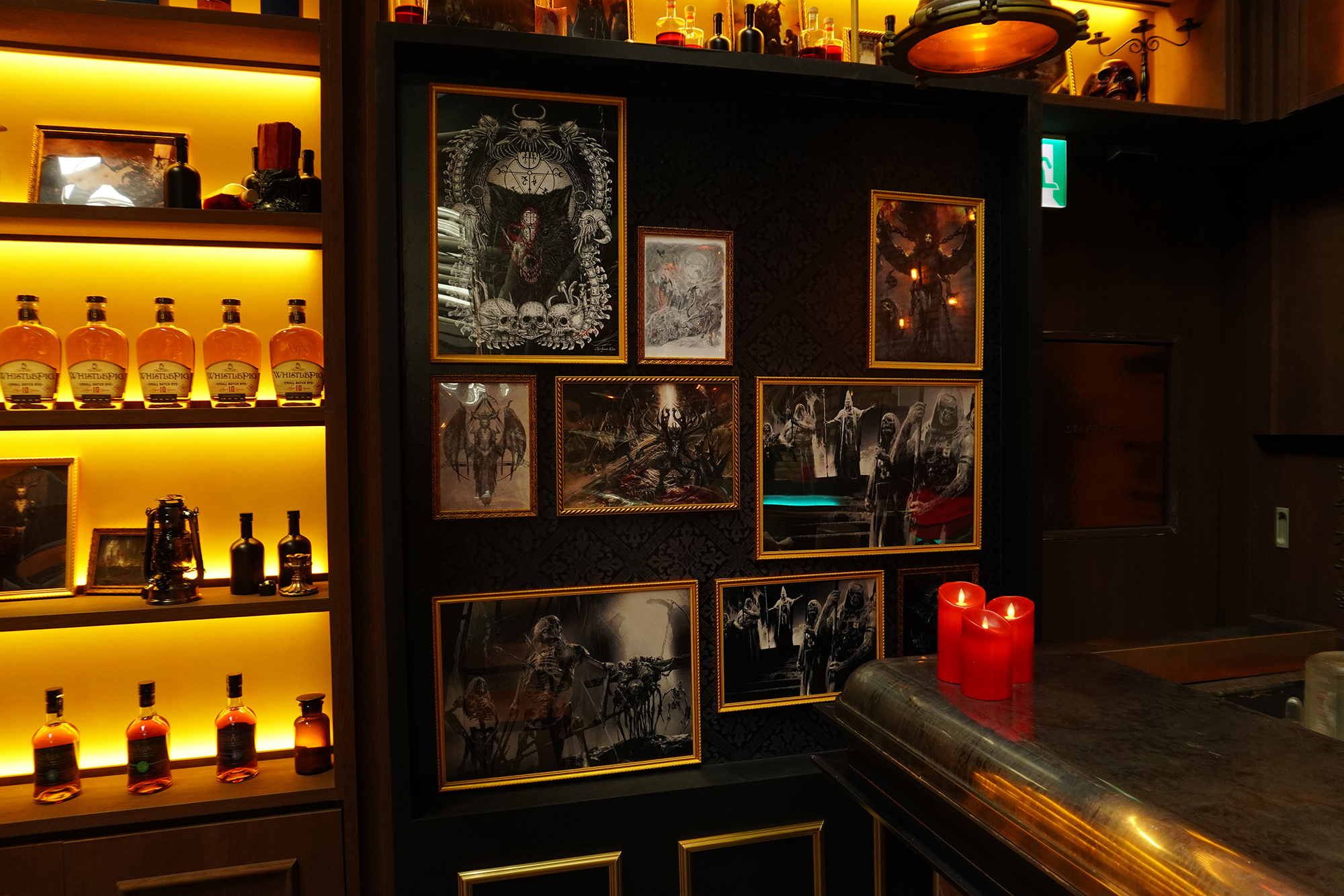 2階にあるバーの棚にもたくさんの絵が飾られていた