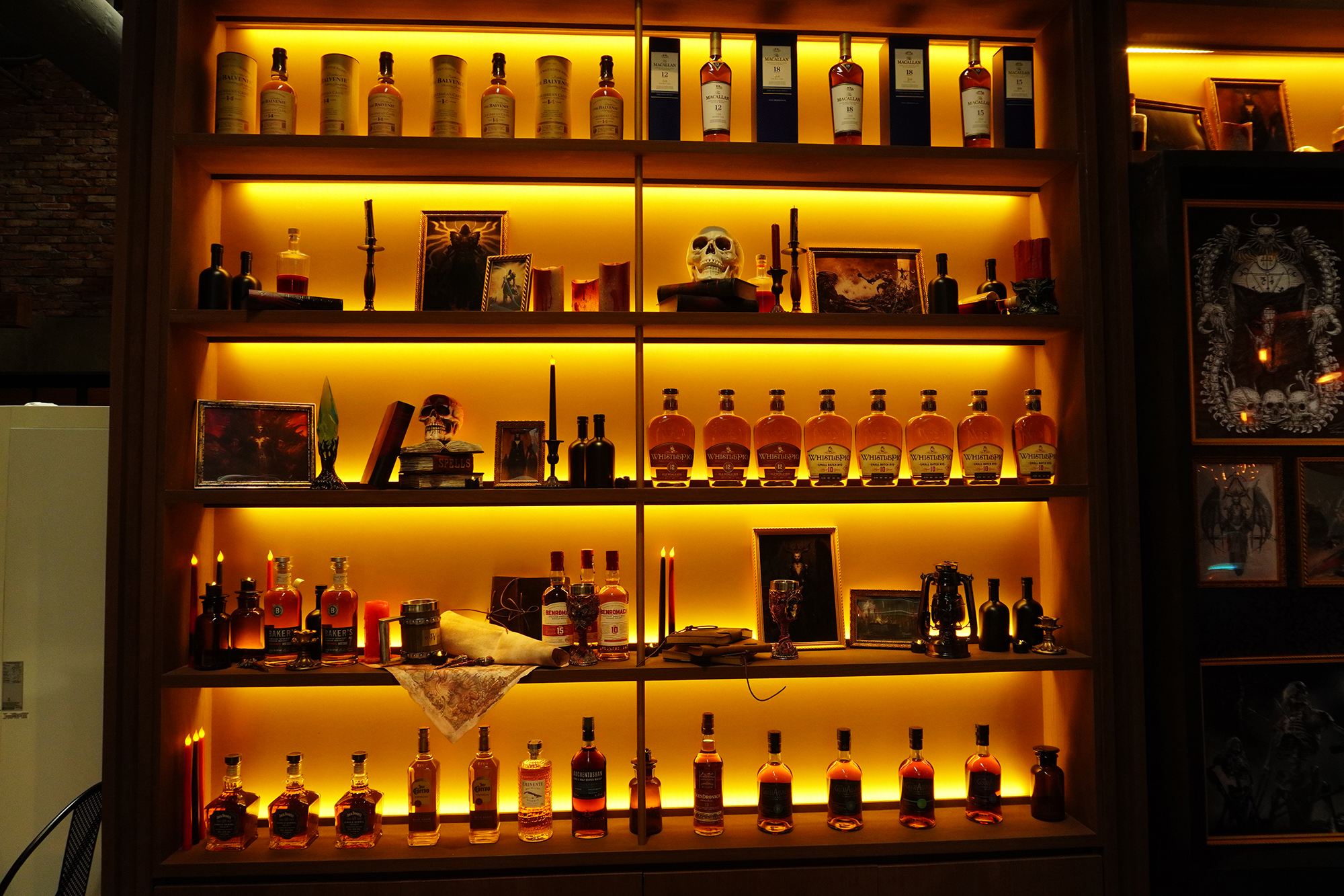 よく見るとガイコツや禍々しいデザインのゴブレットなど「ディアブロIV」をイメージした様々なアイテムが飾られている