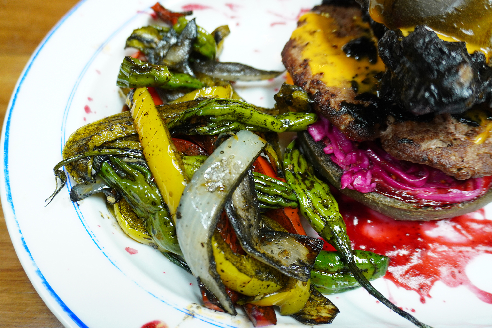 一見失敗して焦がしたように見えるが、よく見るとイカ墨。演出と味がミラクルにマッチしていた