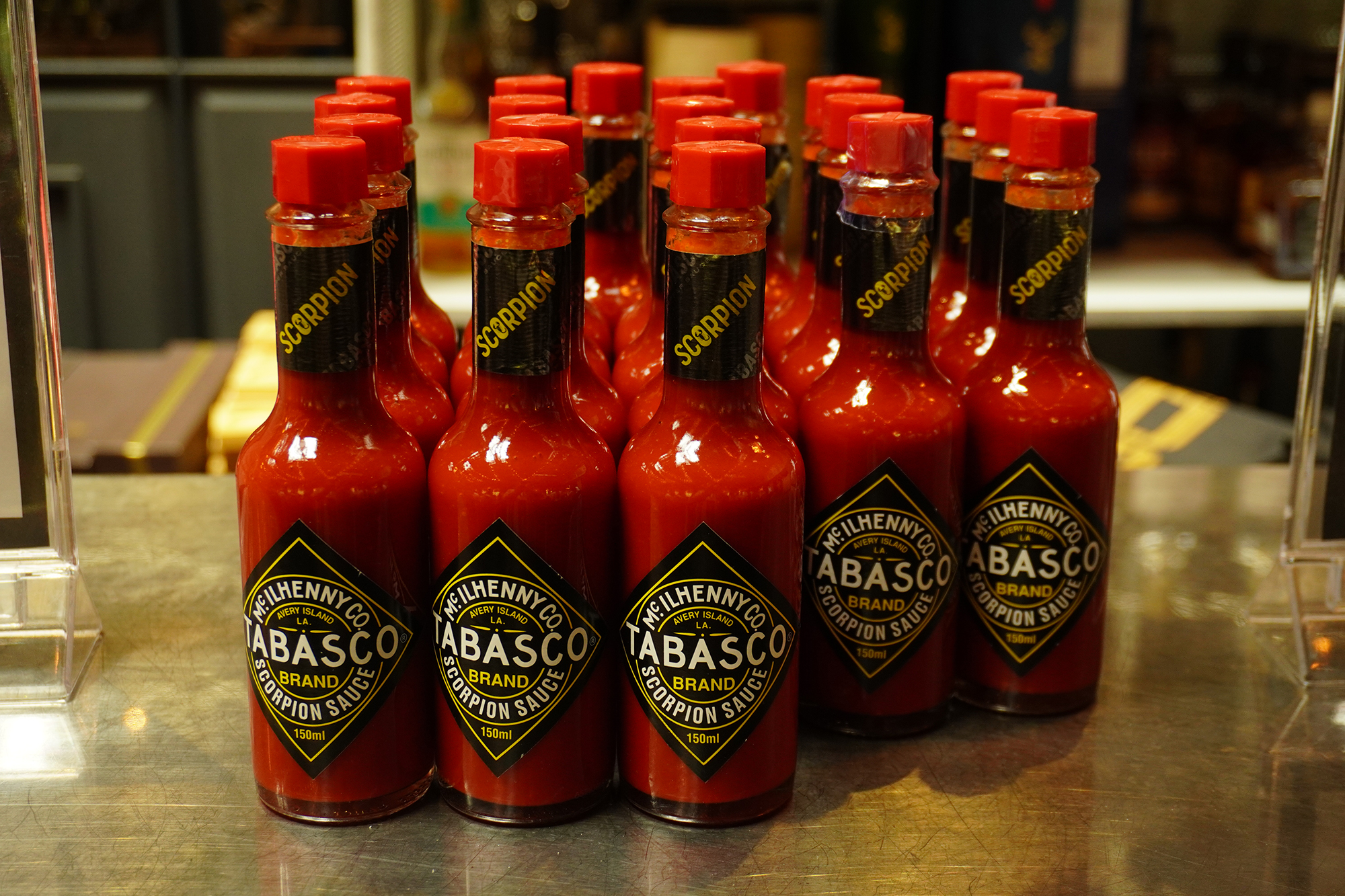 色からしてヤバそうなスコーピオンソース付き